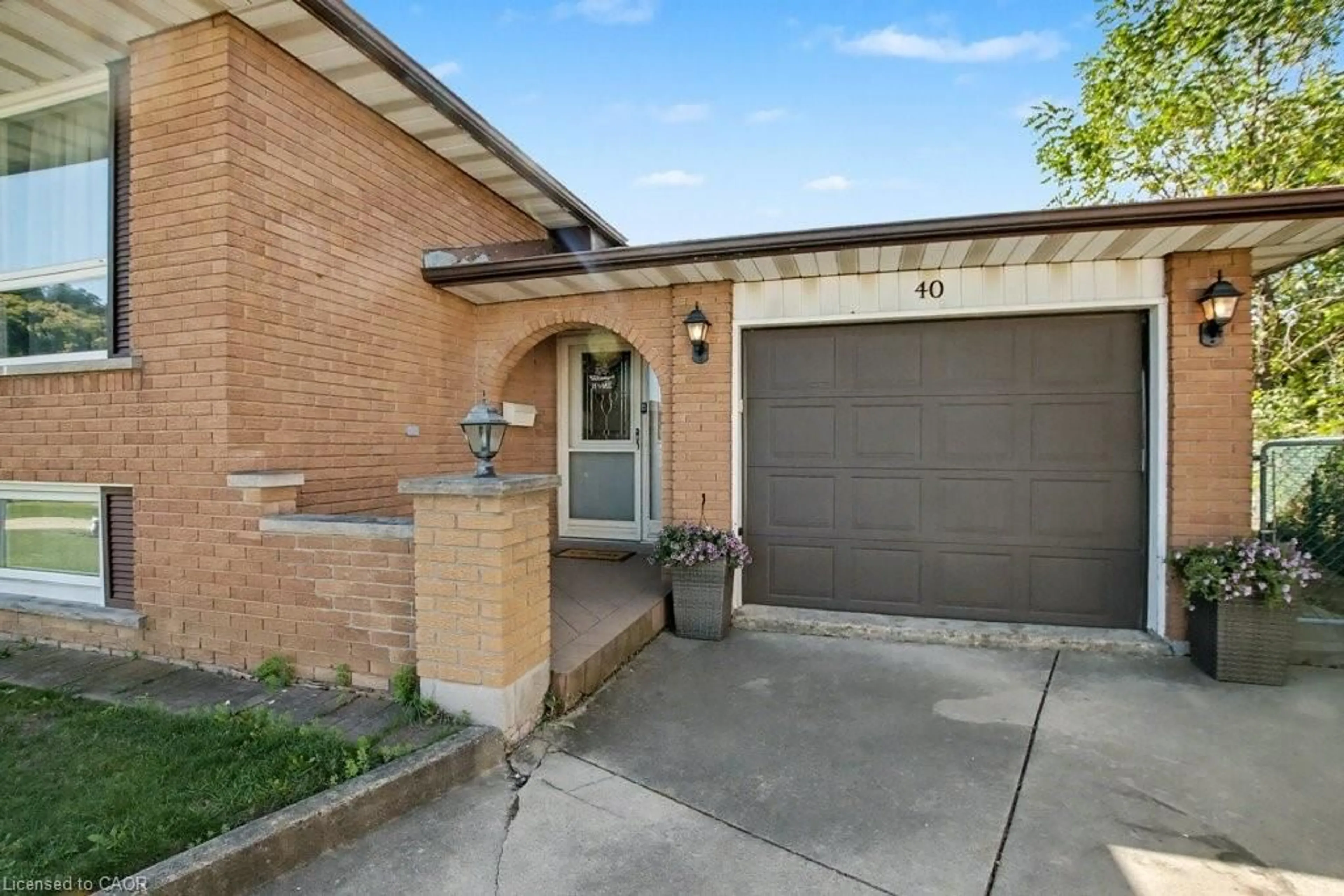 Home with brick exterior material, street for 40 Tara Crt, Hamilton Ontario L8K 6E6