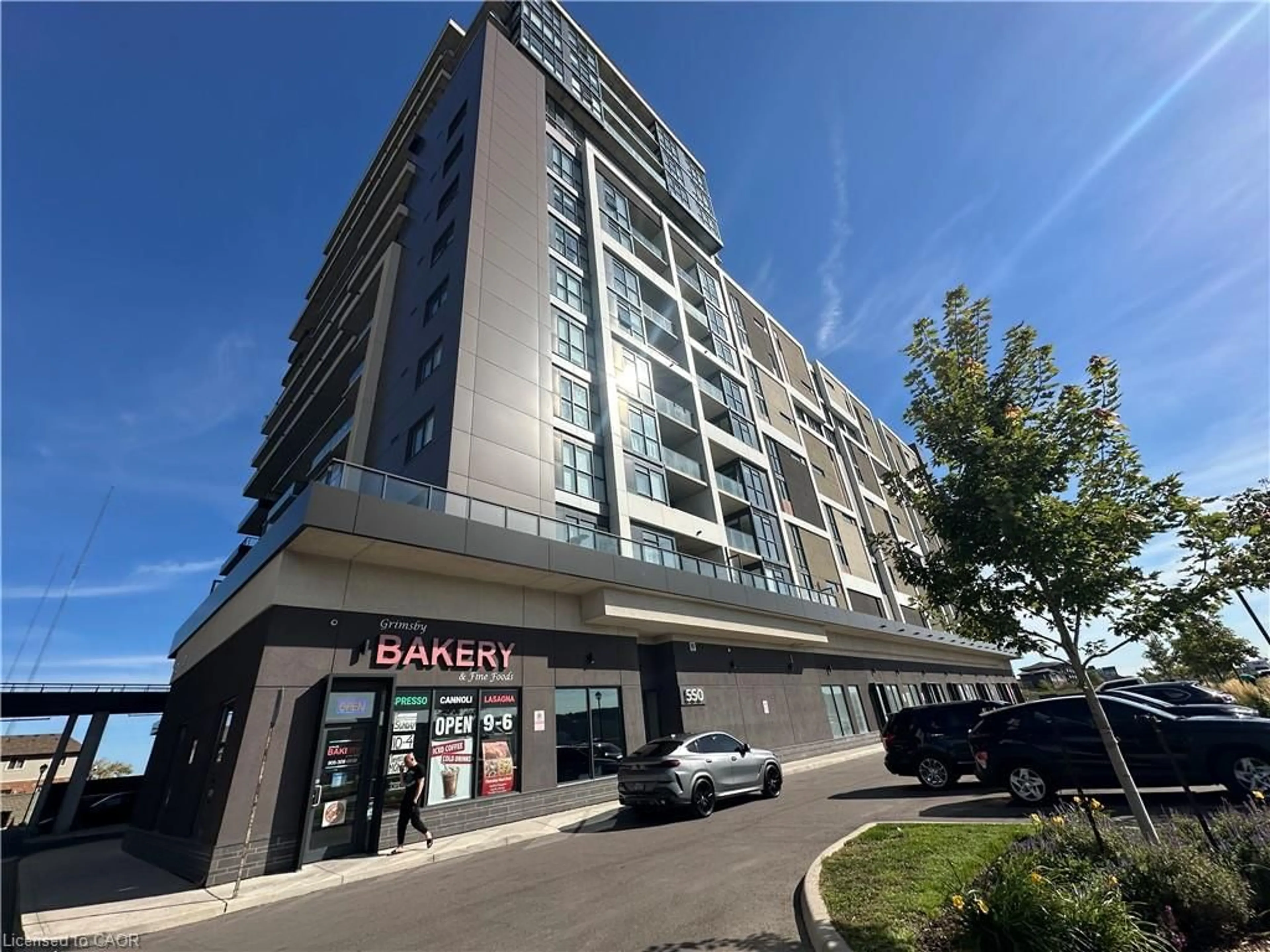 Indoor foyer for 550 North Service Rd #1006, Grimsby Ontario L3M 0H9