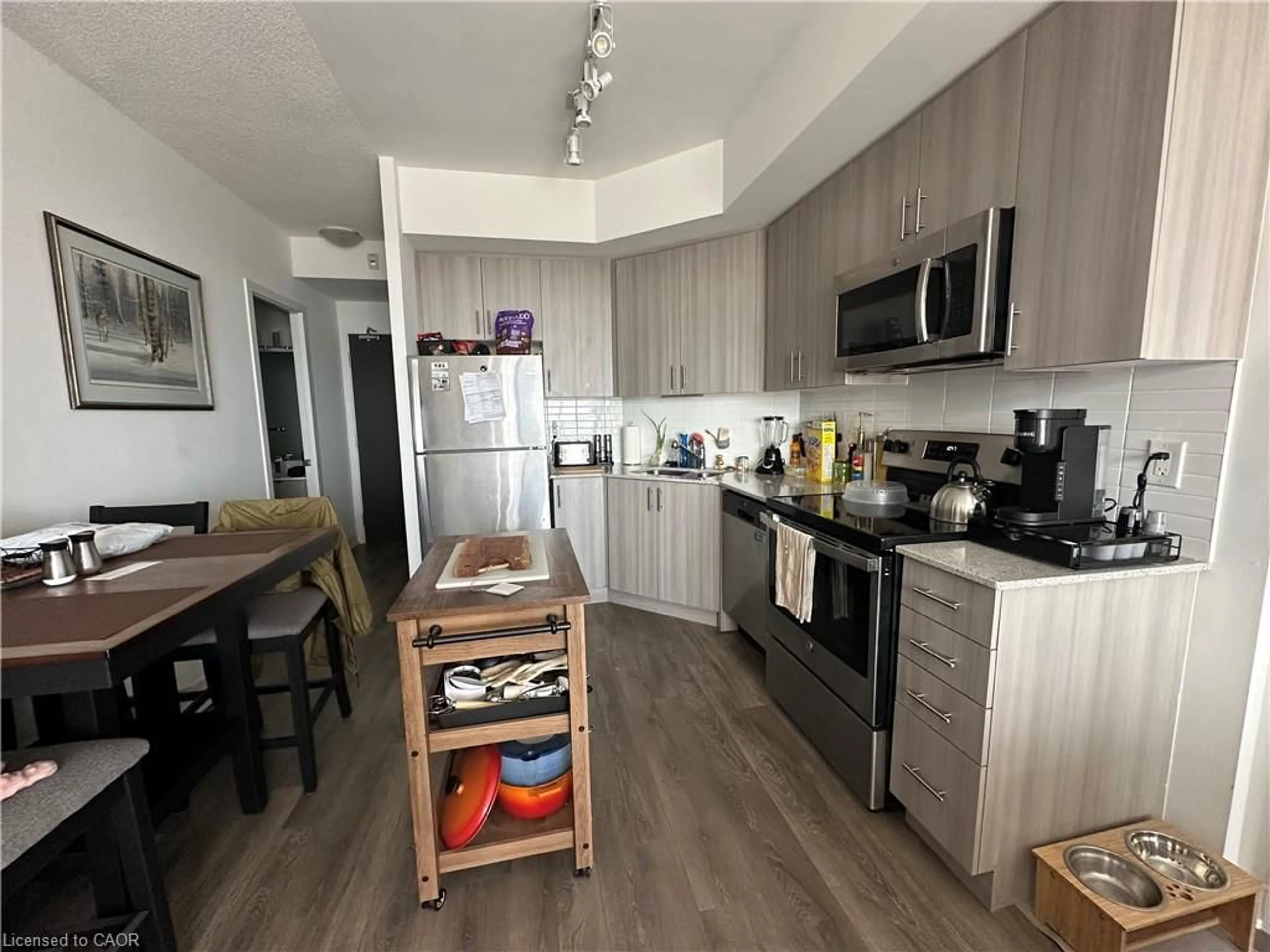 Open concept kitchen, wood/laminate floor for 550 North Service Rd #1006, Grimsby Ontario L3M 0H9