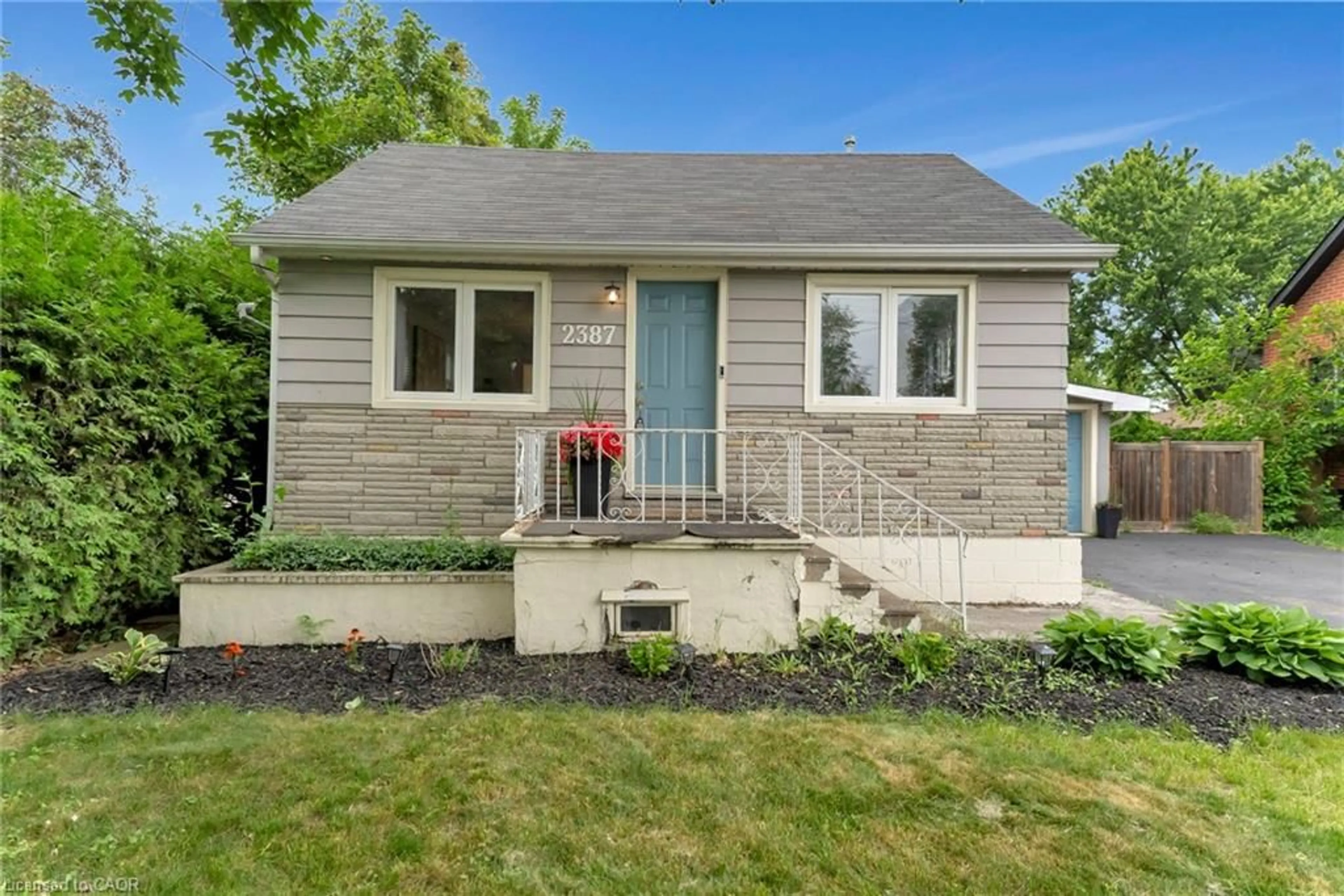 Home with brick exterior material, street for 2387 Glenwood School Dr, Burlington Ontario L7R 3R9