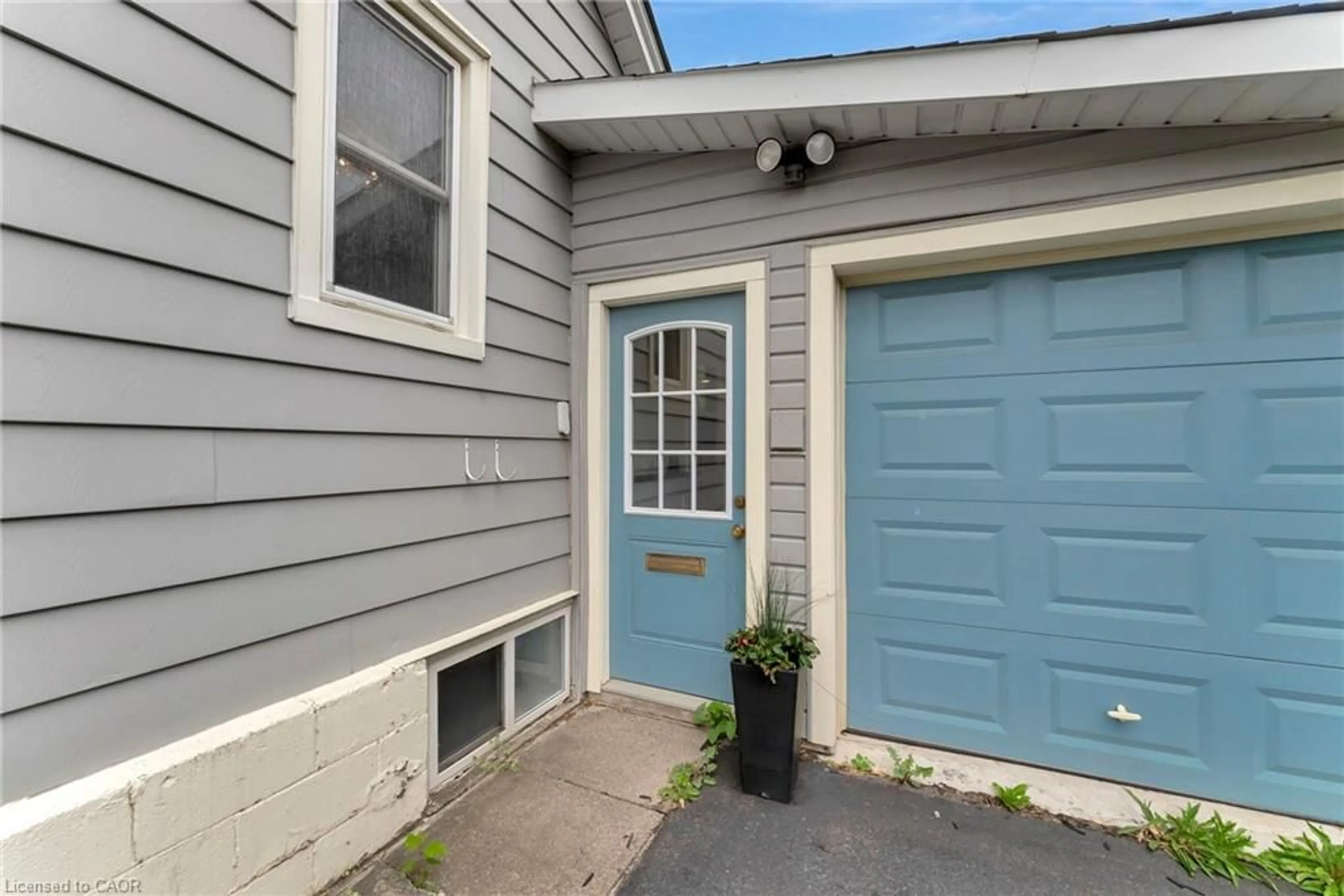 Home with vinyl exterior material, street for 2387 Glenwood School Dr, Burlington Ontario L7R 3R9