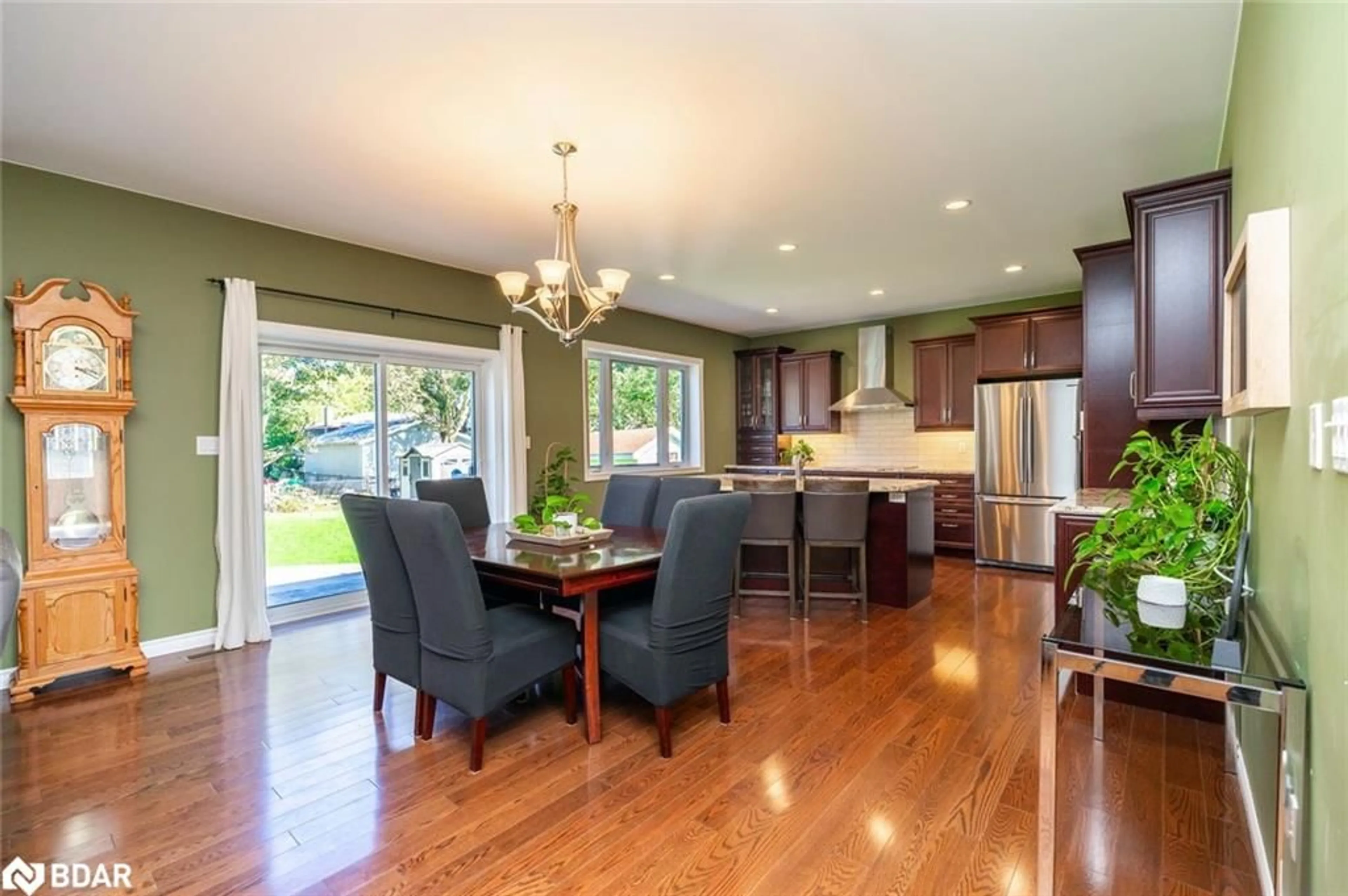 Open concept kitchen, unknown for 222 Glenn Ave, Stroud Ontario L9S 1C4