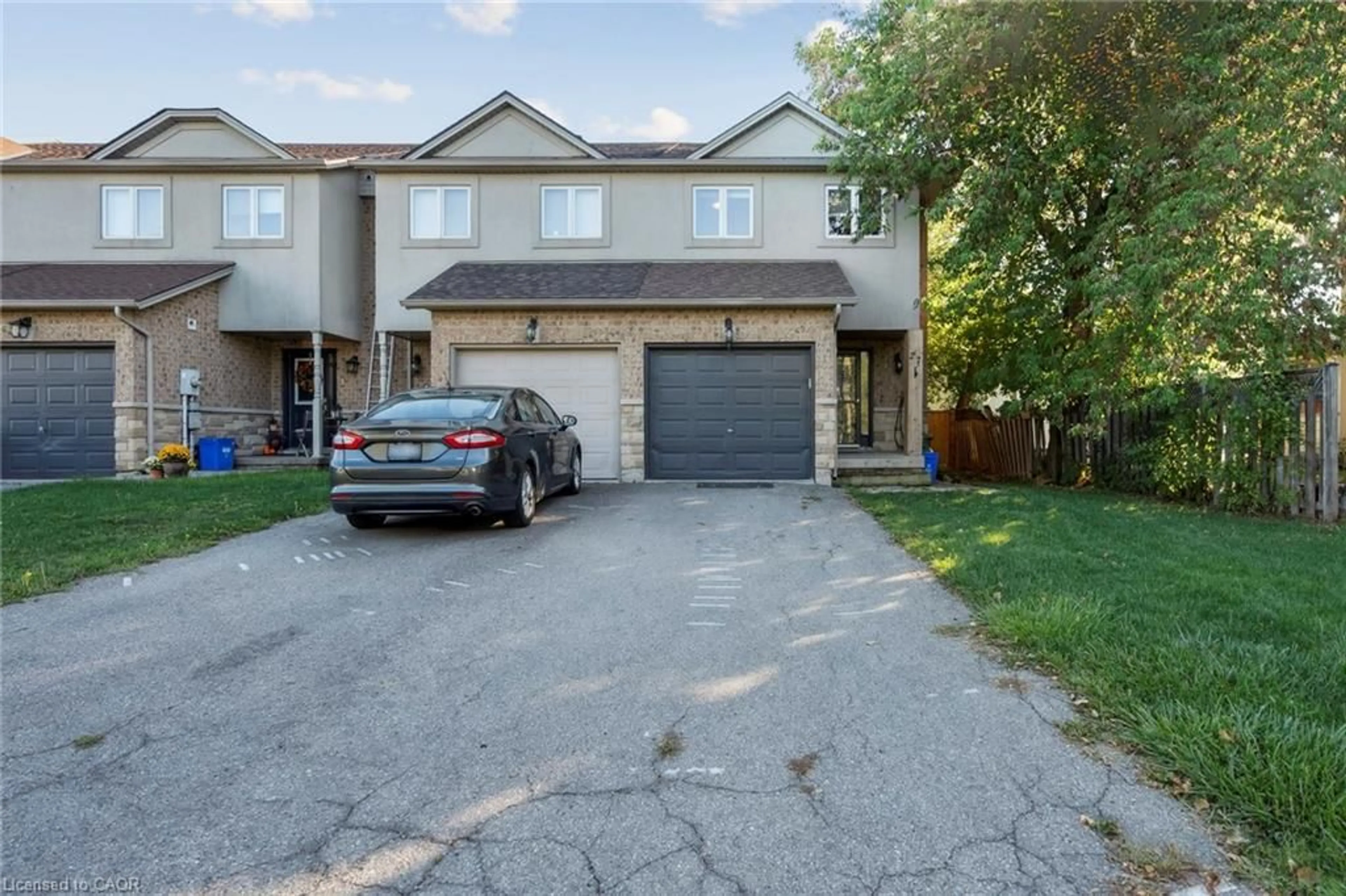 A pic from outside/outdoor area/front of a property/back of a property/a pic from drone, street for 27 Pettit St, Stoney Creek Ontario L8E 5V7