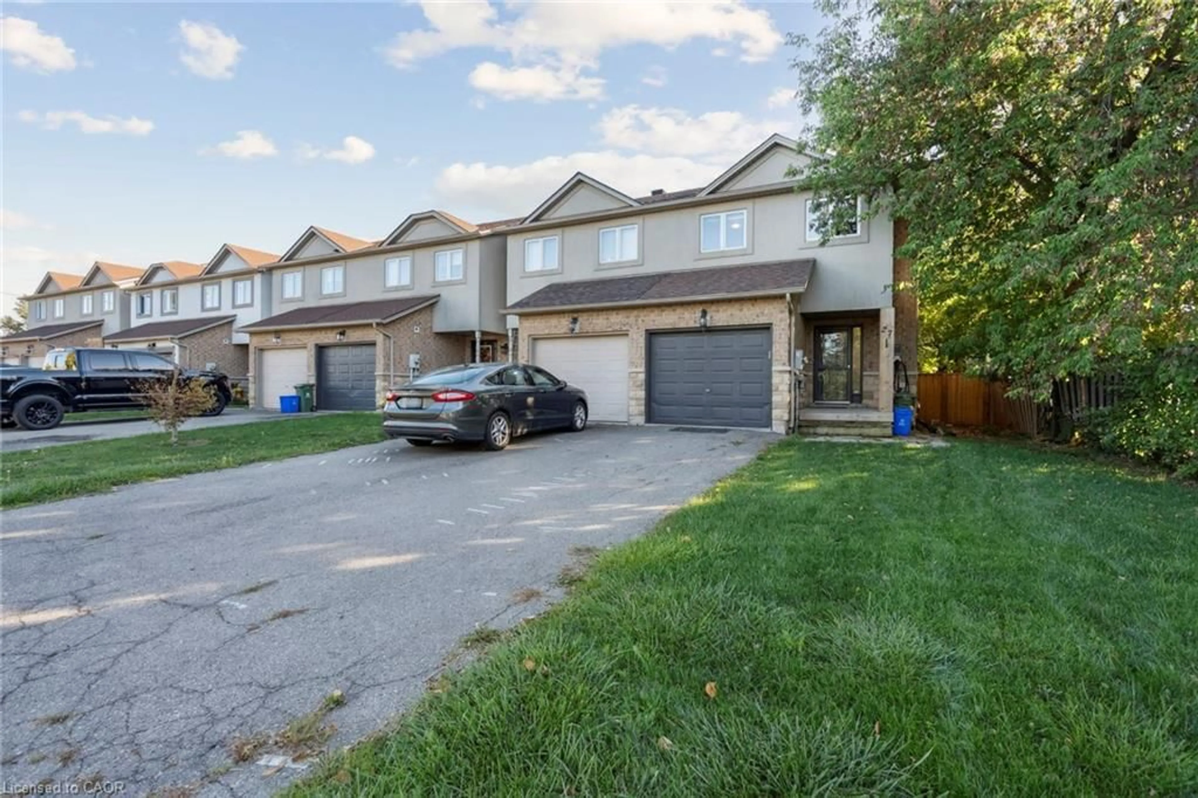 A pic from outside/outdoor area/front of a property/back of a property/a pic from drone, street for 27 Pettit St, Stoney Creek Ontario L8E 5V7