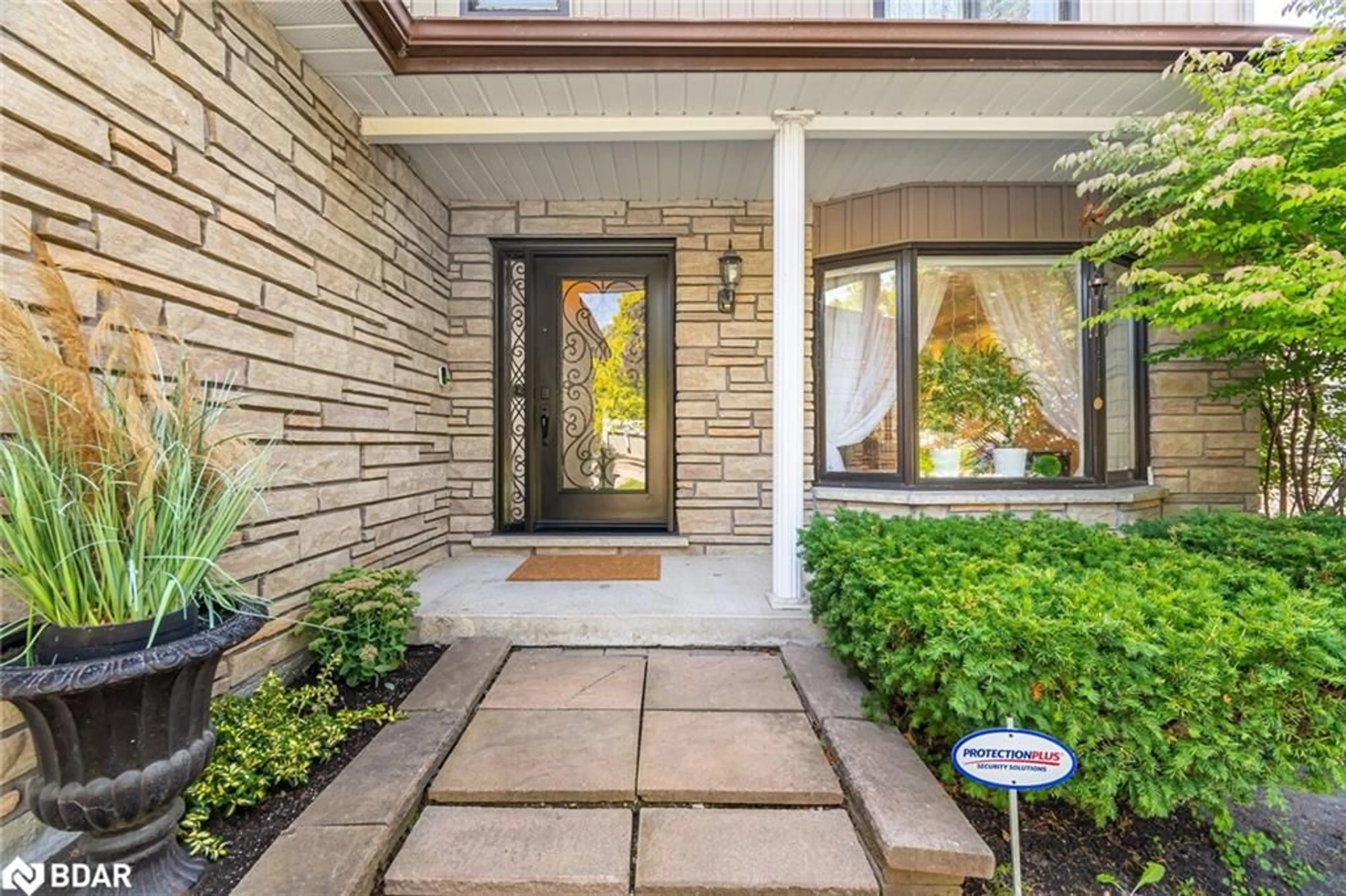Indoor entryway for 6 Hollis Cres, York Ontario L9N 1E7