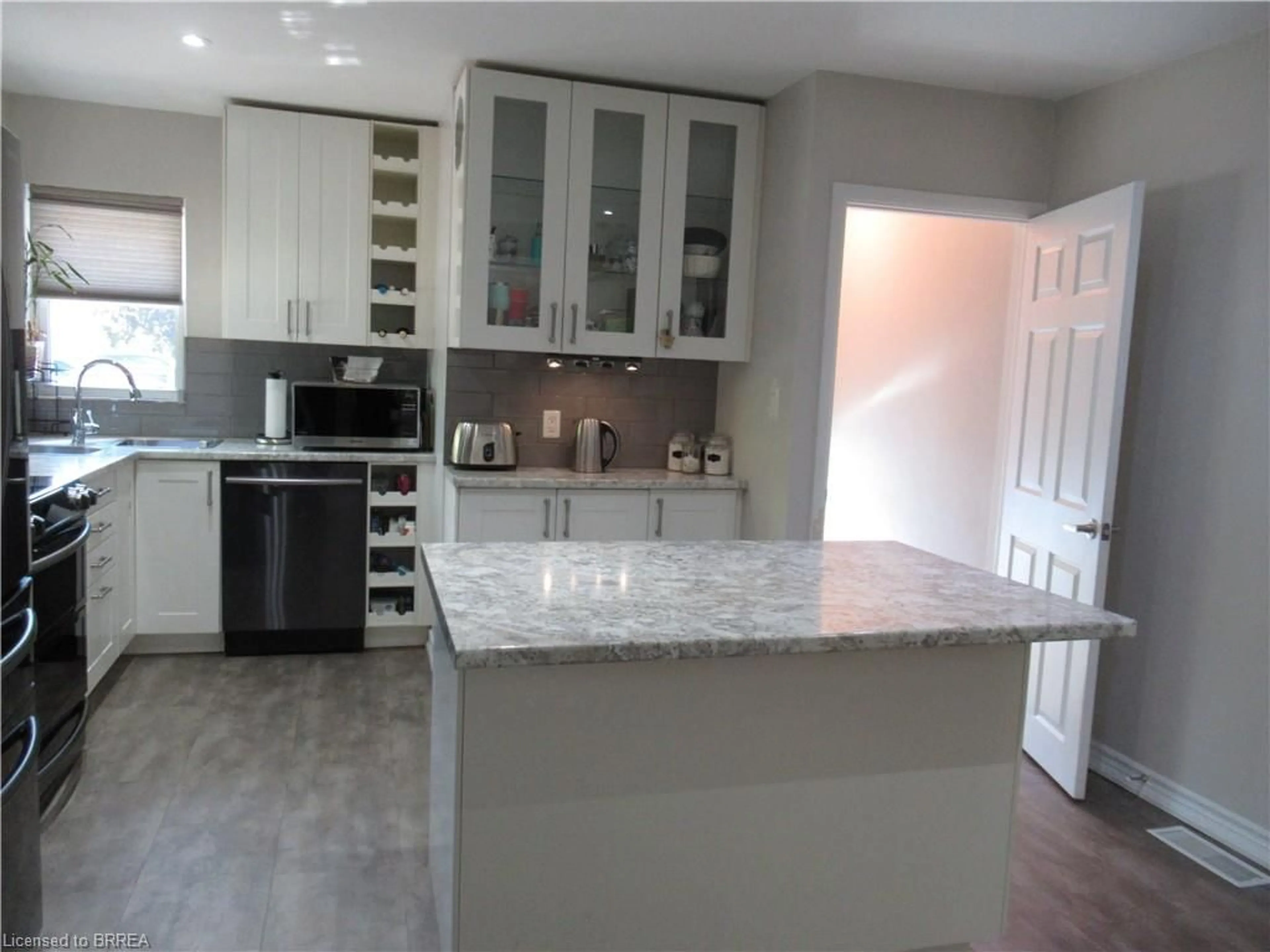Open concept kitchen, ceramic/tile floor for 26 Terrance Dr, Brantford Ontario N3R 3G1