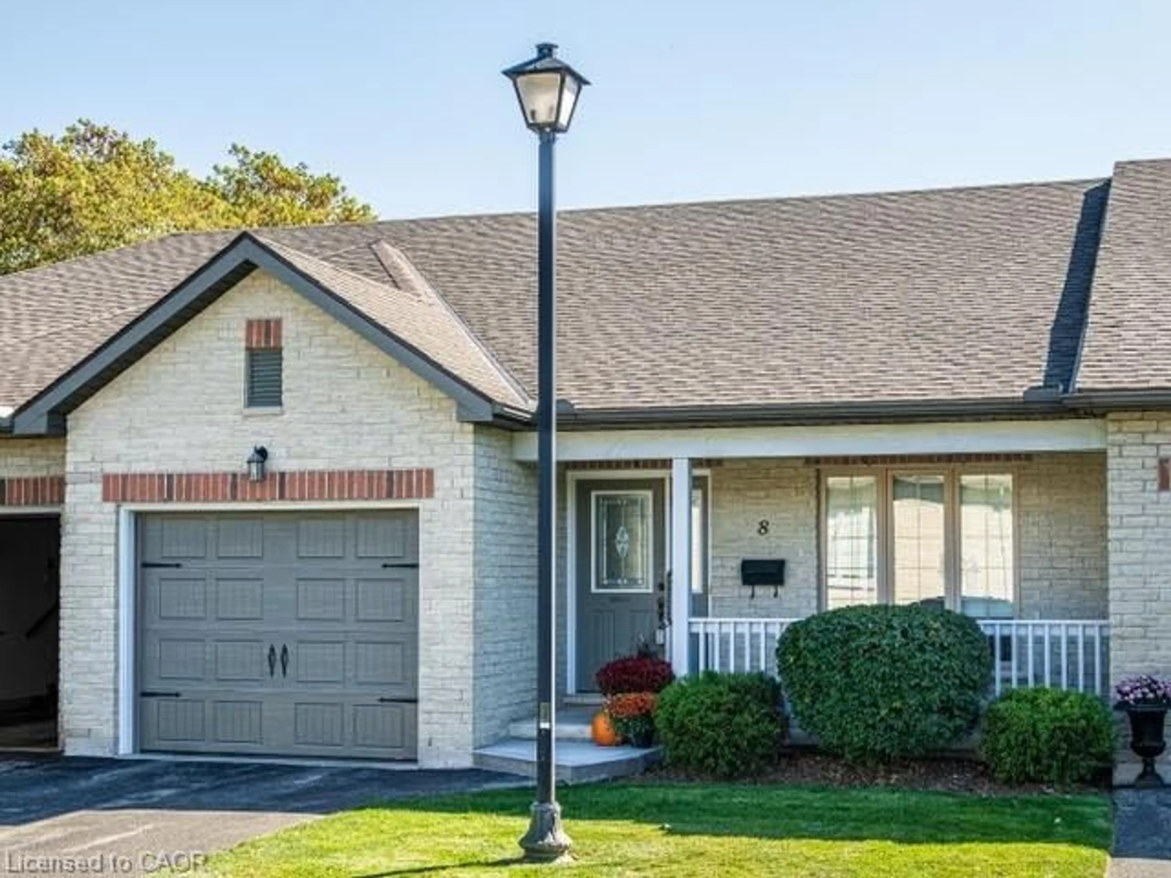 Home with vinyl exterior material, street for 409 Queen St #8, Simcoe Ontario N3Y 0A1