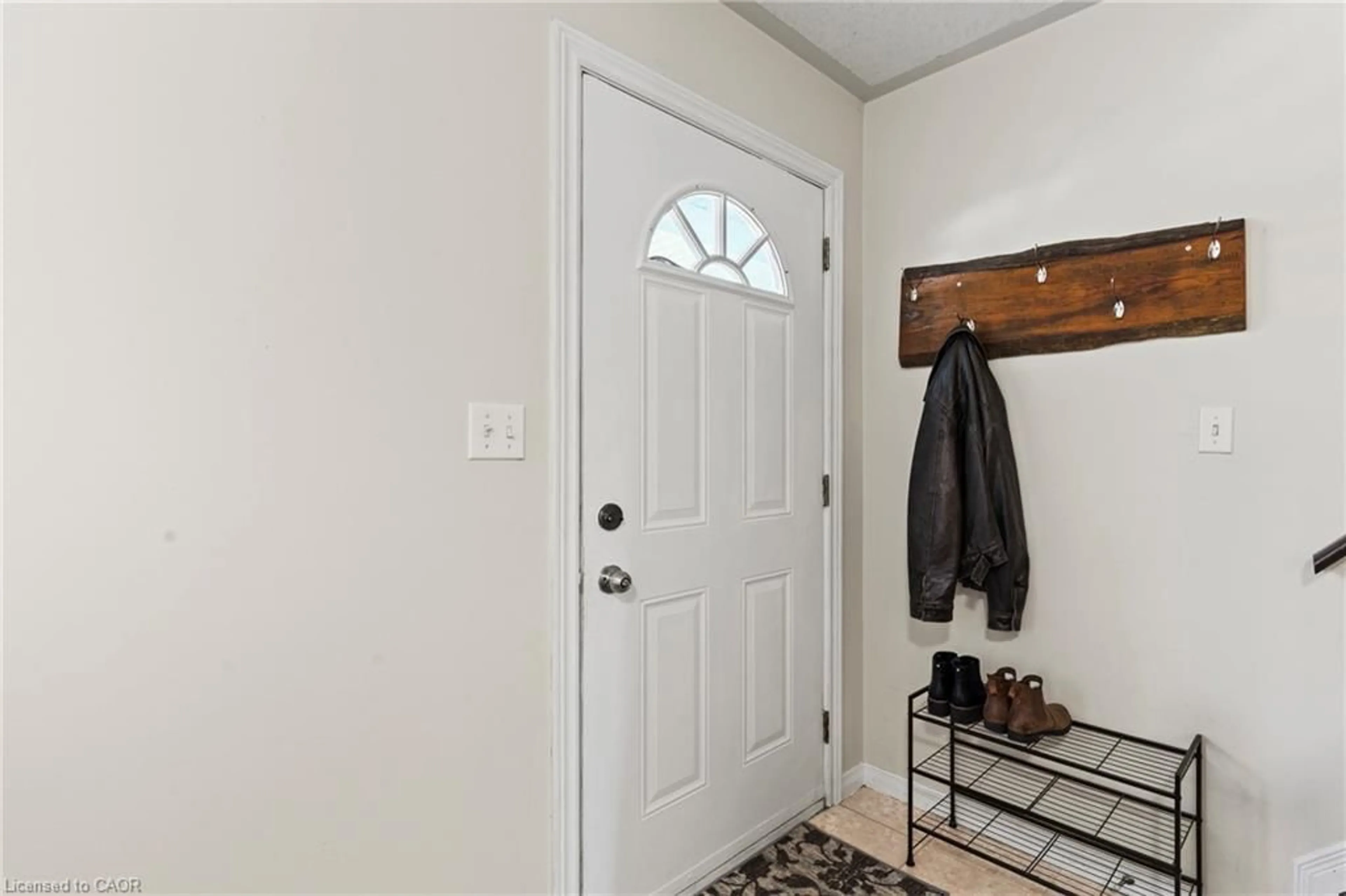 Indoor entryway for 74 Grand River Ave, Brantford Ontario N3T 4X4