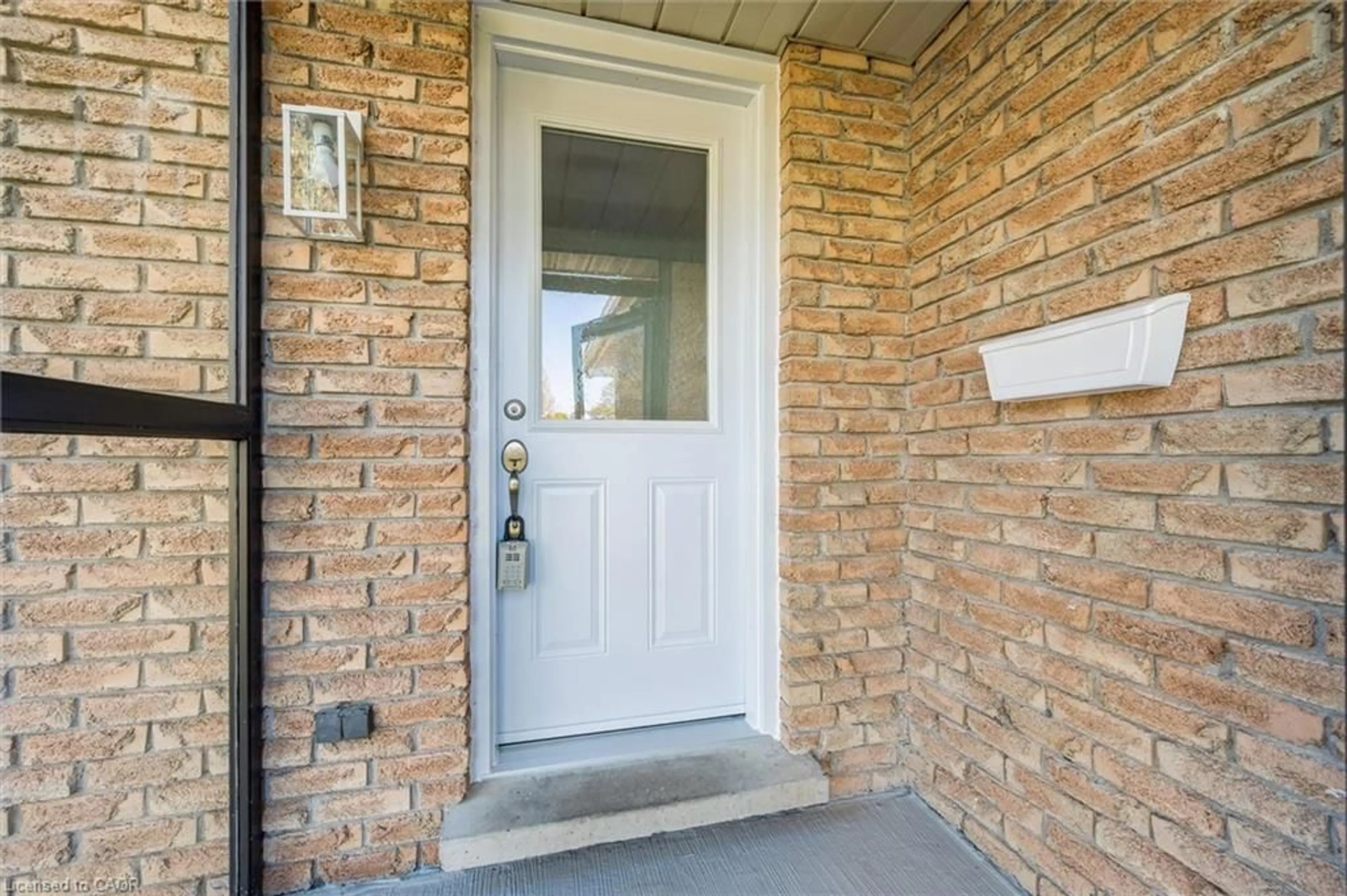 Indoor entryway for 31 Parkland Cres, Kitchener Ontario N2N 1R5