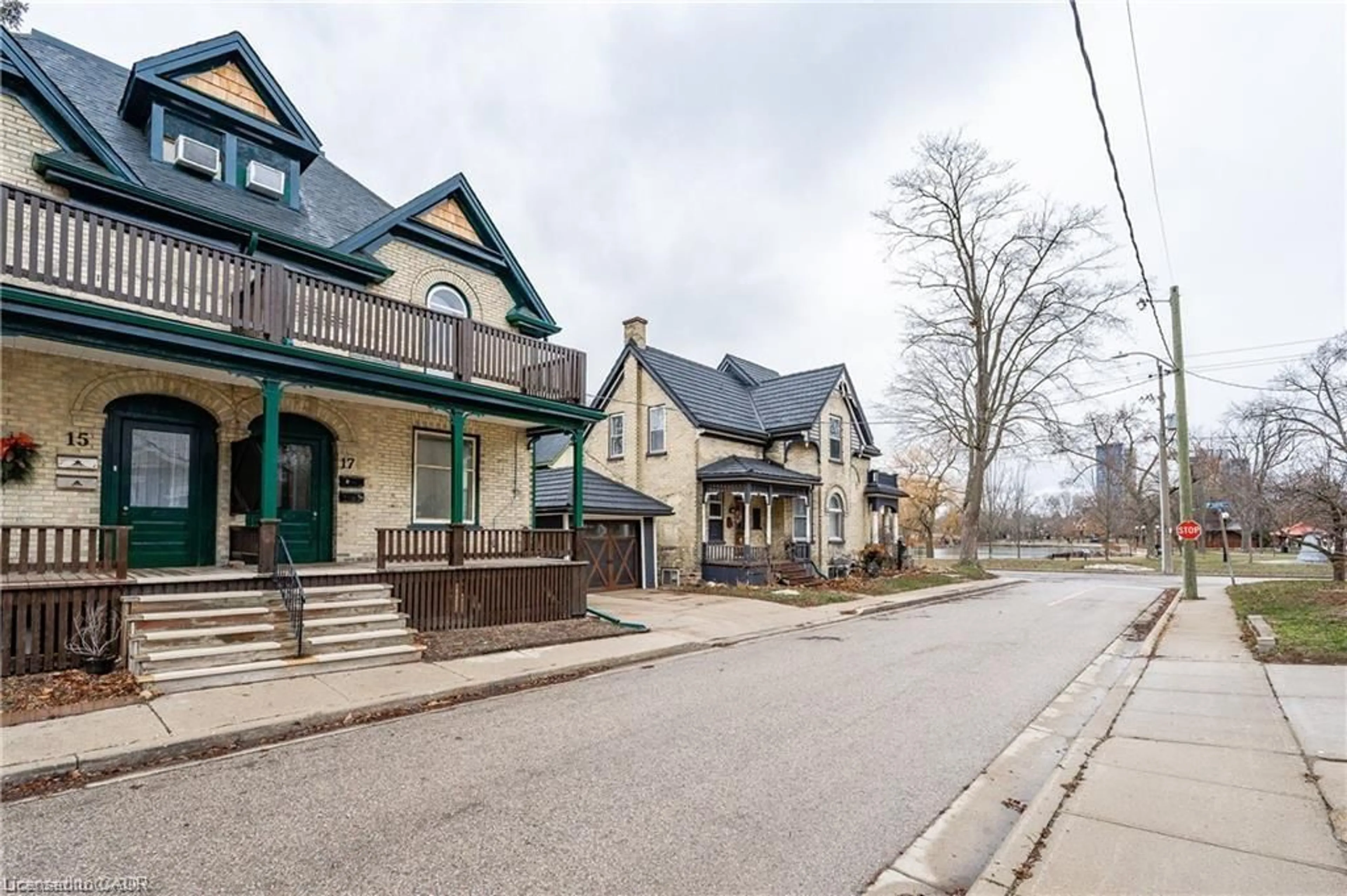 Patio, street for 17 Hilda Pl, Kitchener Ontario N2G 1K4