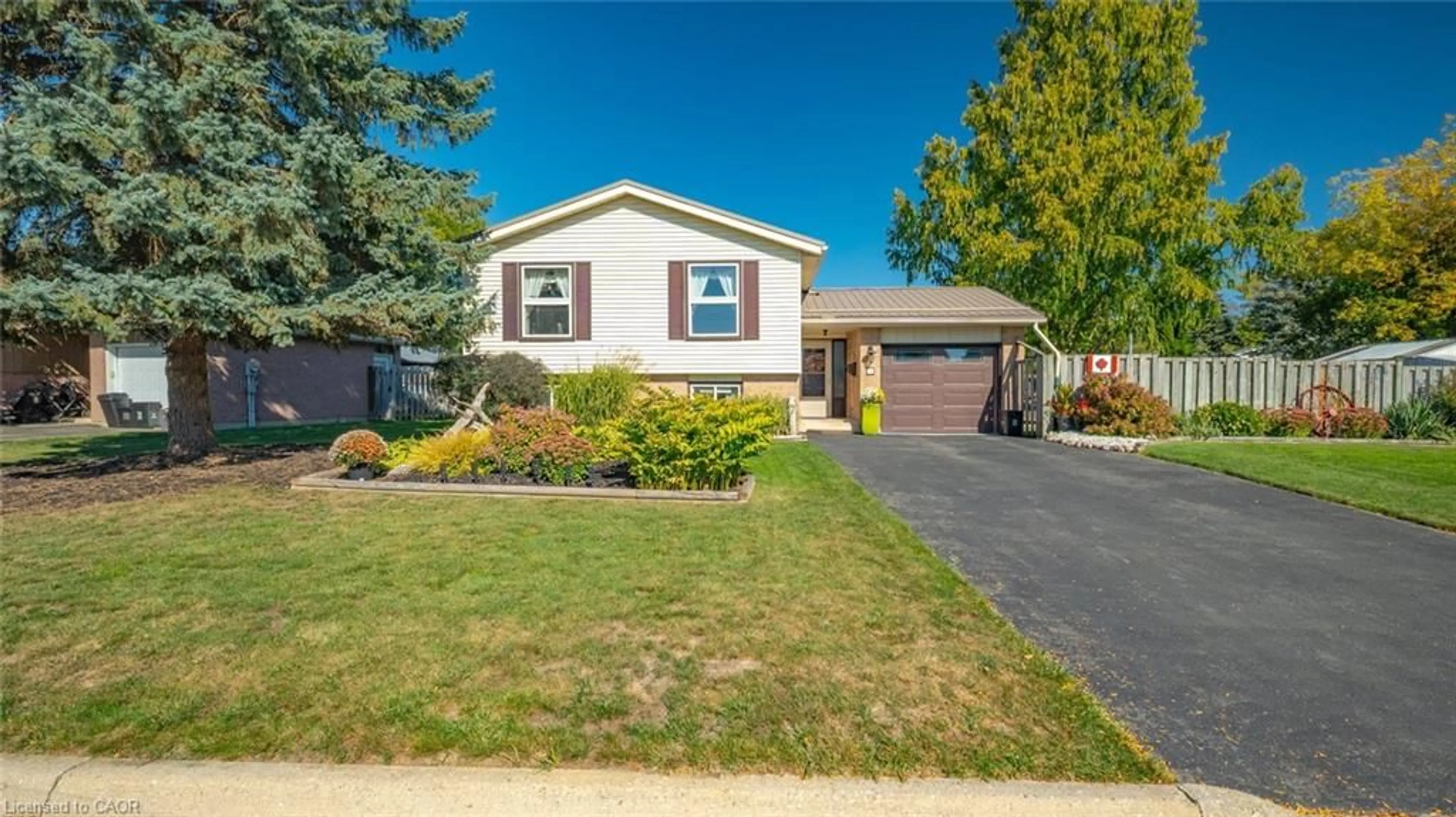 Home with vinyl exterior material, street for 7 Turner Dr, Simcoe Ontario N3Y 5E9