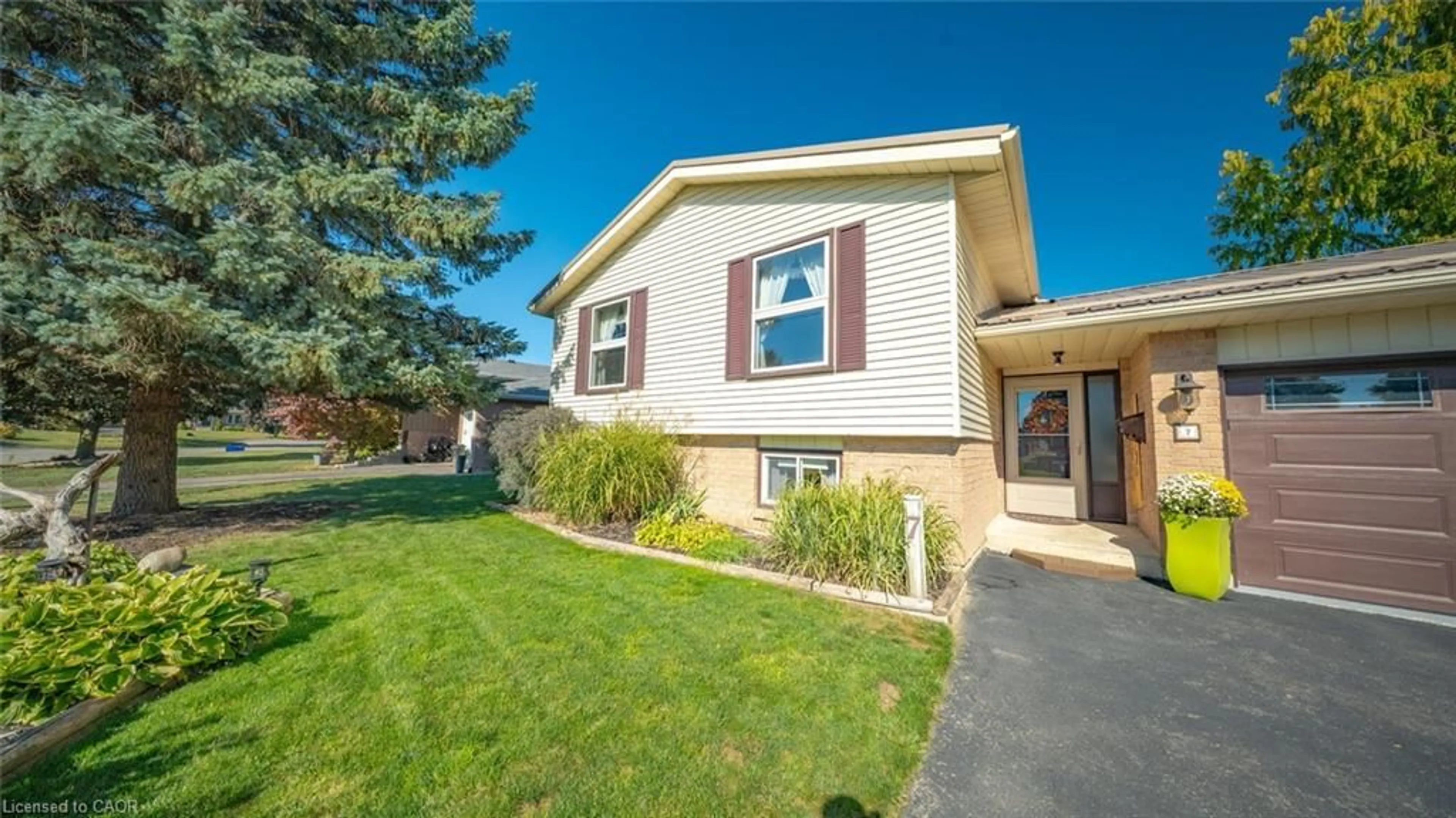 Home with vinyl exterior material, street for 7 Turner Dr, Simcoe Ontario N3Y 5E9