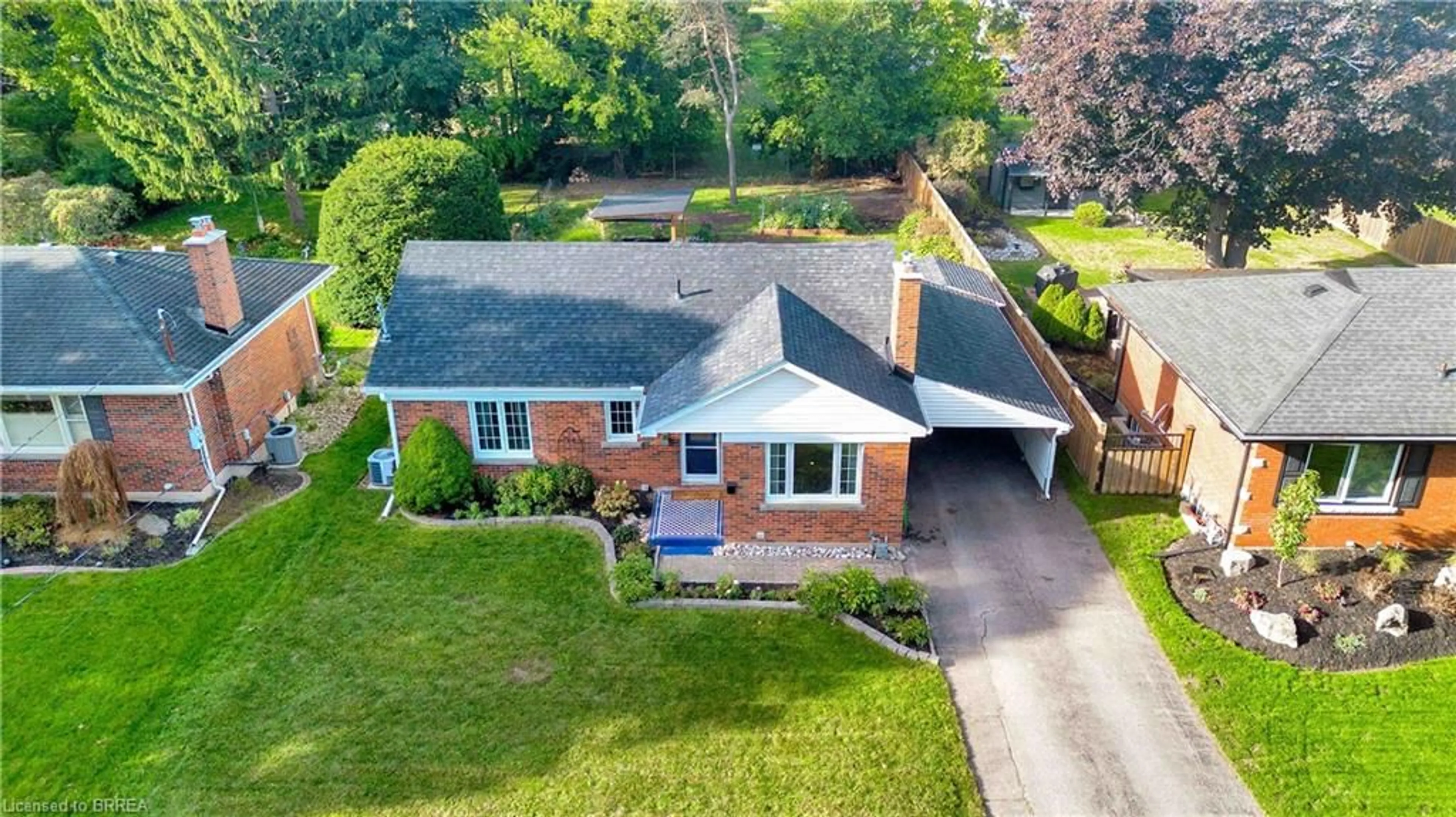 A pic from outside/outdoor area/front of a property/back of a property/a pic from drone, street for 32 Hillier Cres, Brantford Ontario N3R 1X1