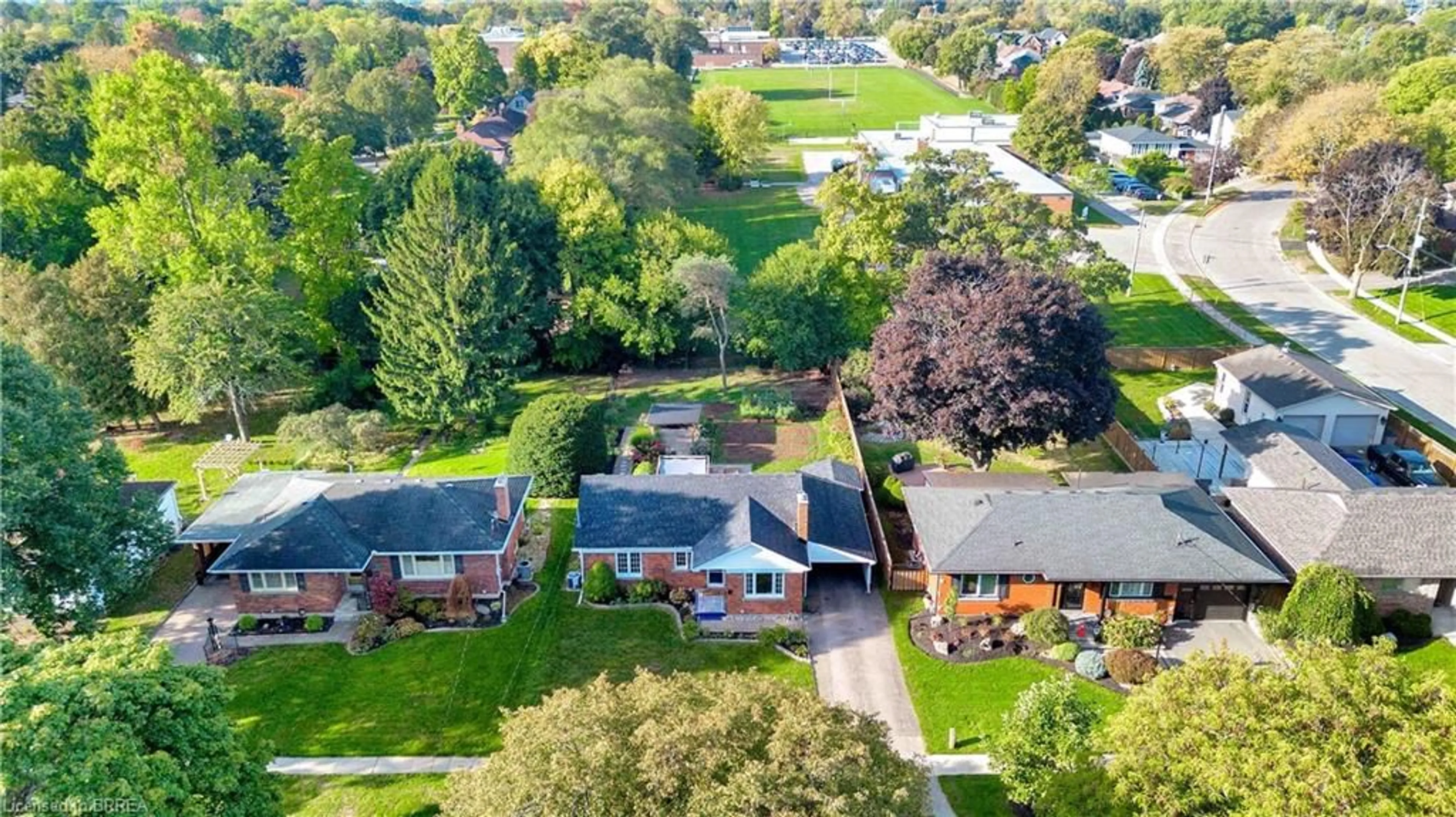 A pic from outside/outdoor area/front of a property/back of a property/a pic from drone, street for 32 Hillier Cres, Brantford Ontario N3R 1X1