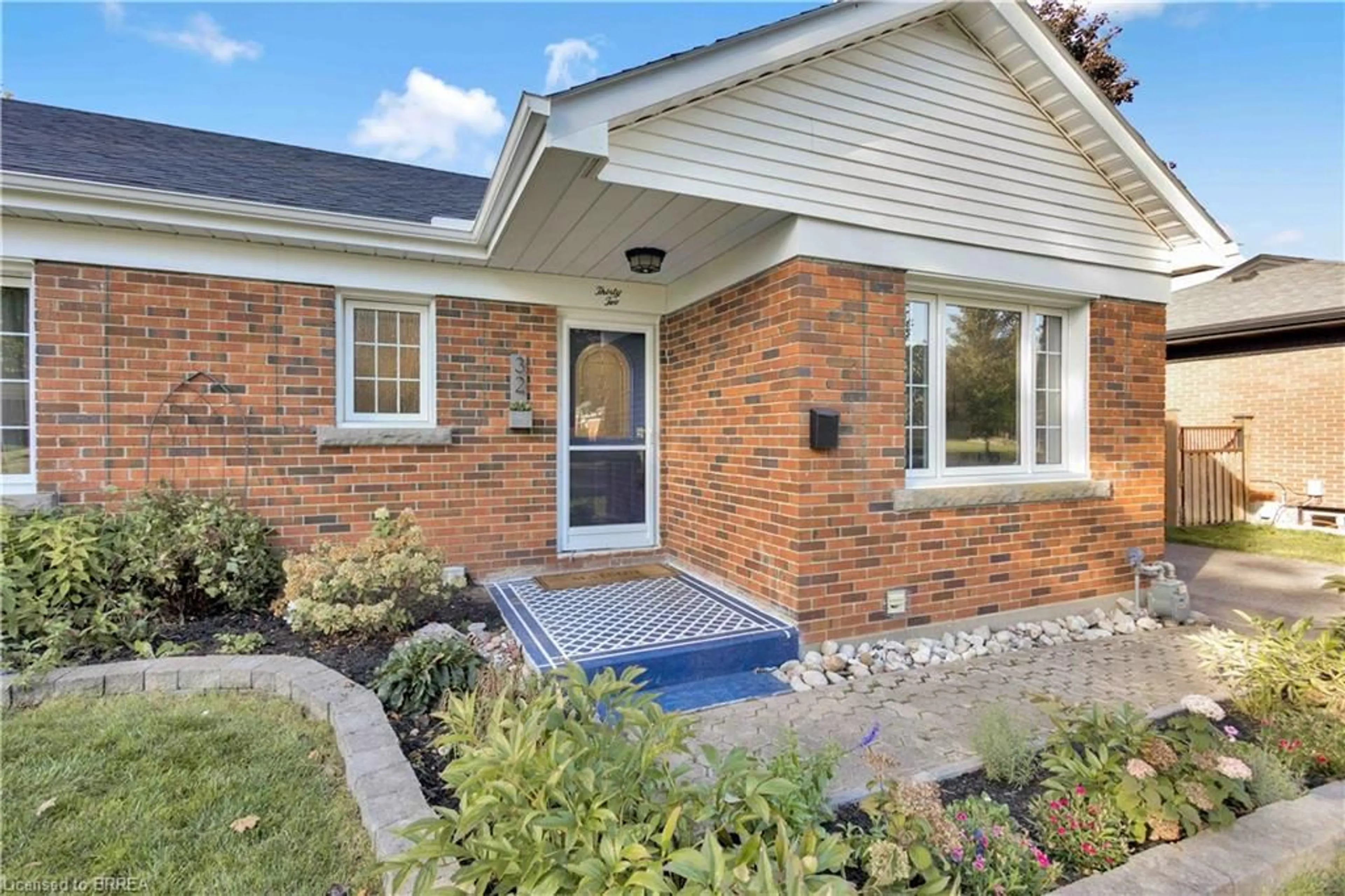 Home with brick exterior material, street for 32 Hillier Cres, Brantford Ontario N3R 1X1