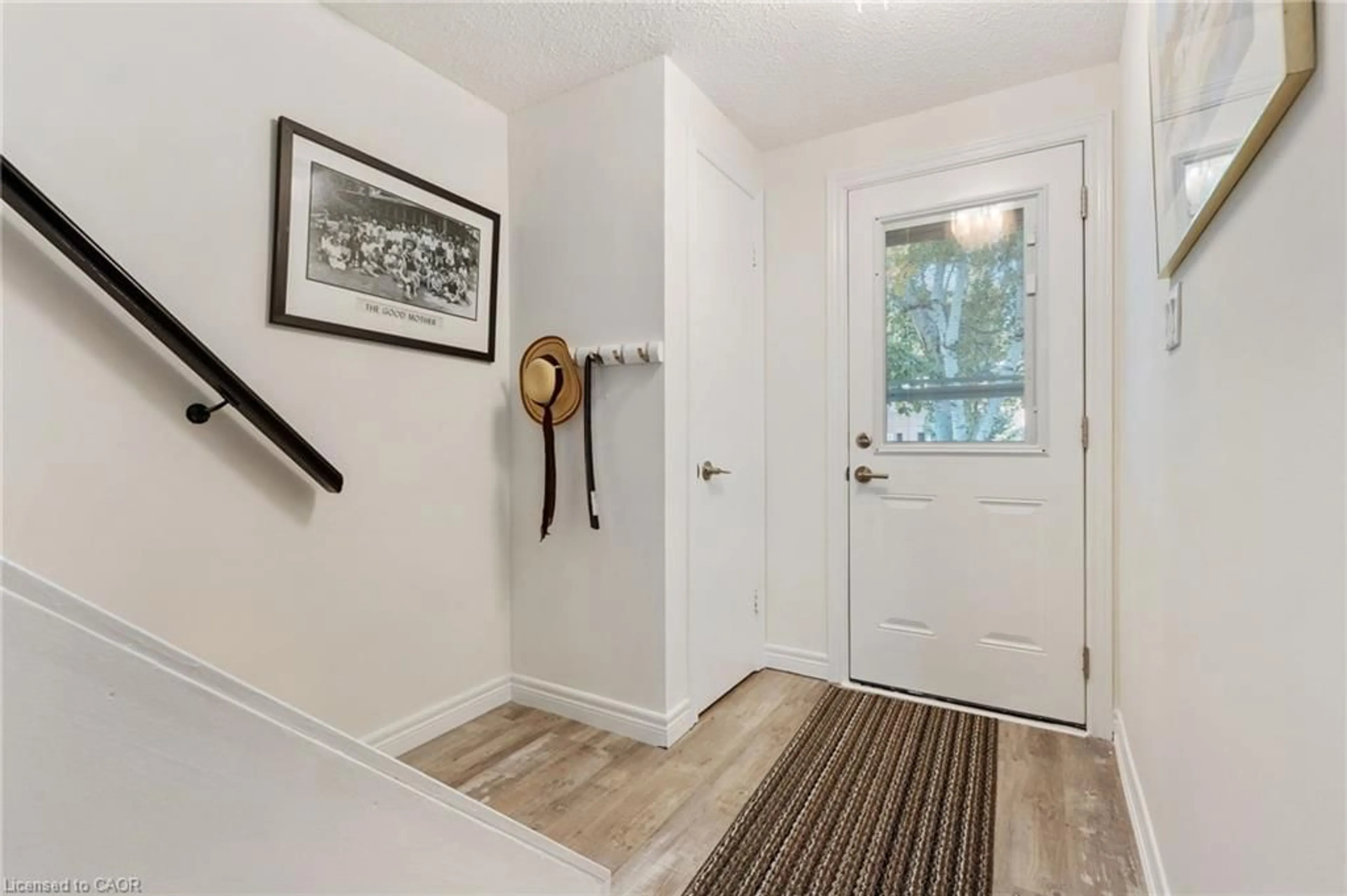 Indoor entryway for 16 Richardson Dr, Port Dover Ontario N0A 1N4