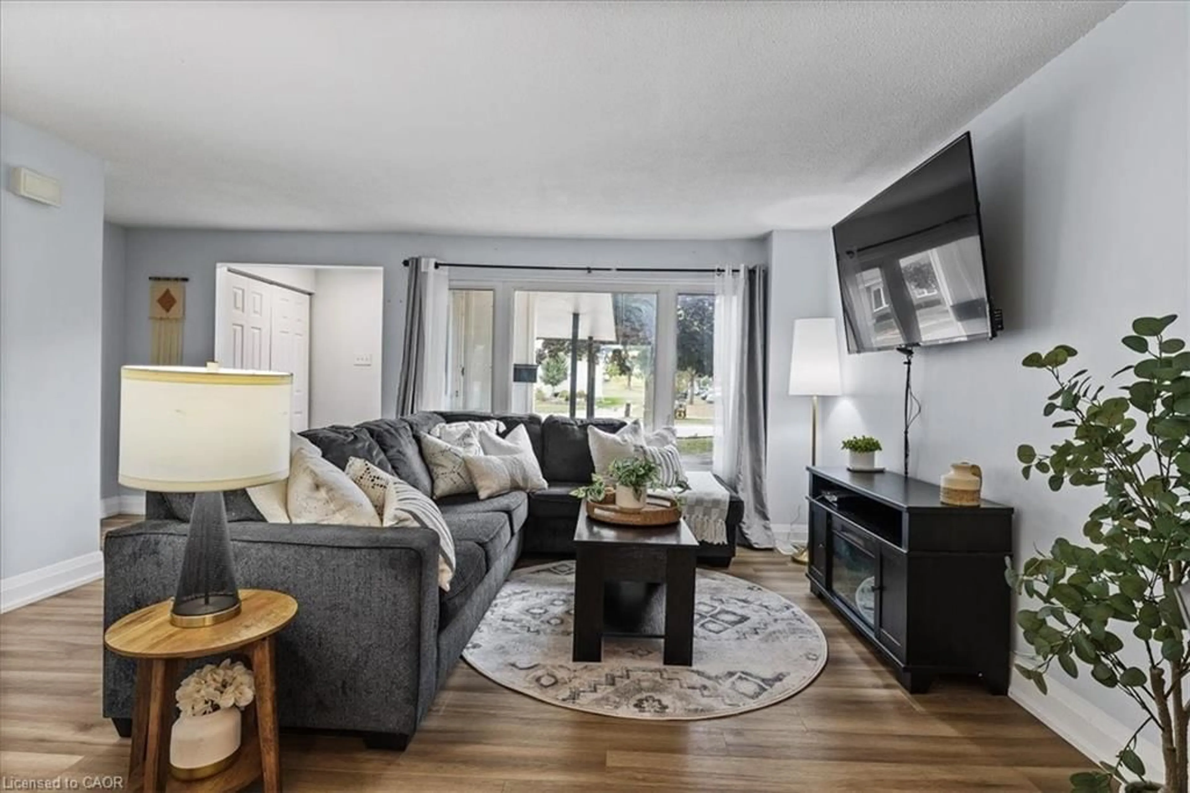 Living room with furniture, unknown for 331 Preston Pky, Cambridge Ontario N3H 4Z4