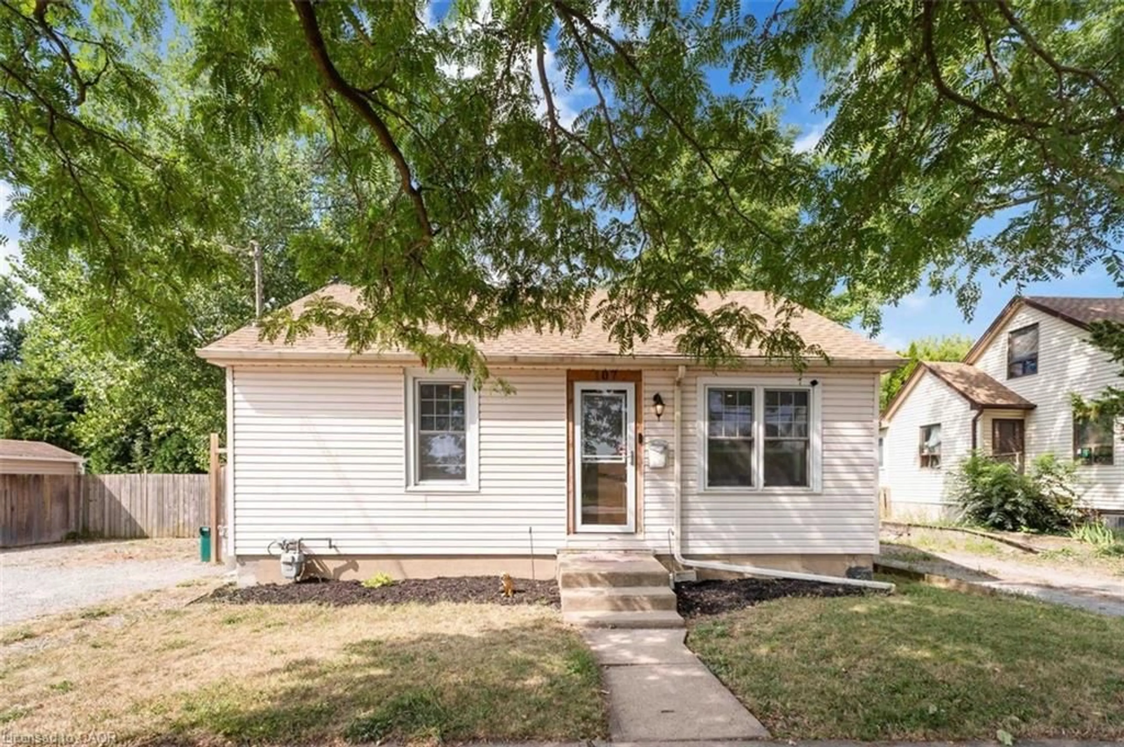Home with vinyl exterior material, street for 107 Oakdale Ave, St. Catharines Ontario L2P 2L3