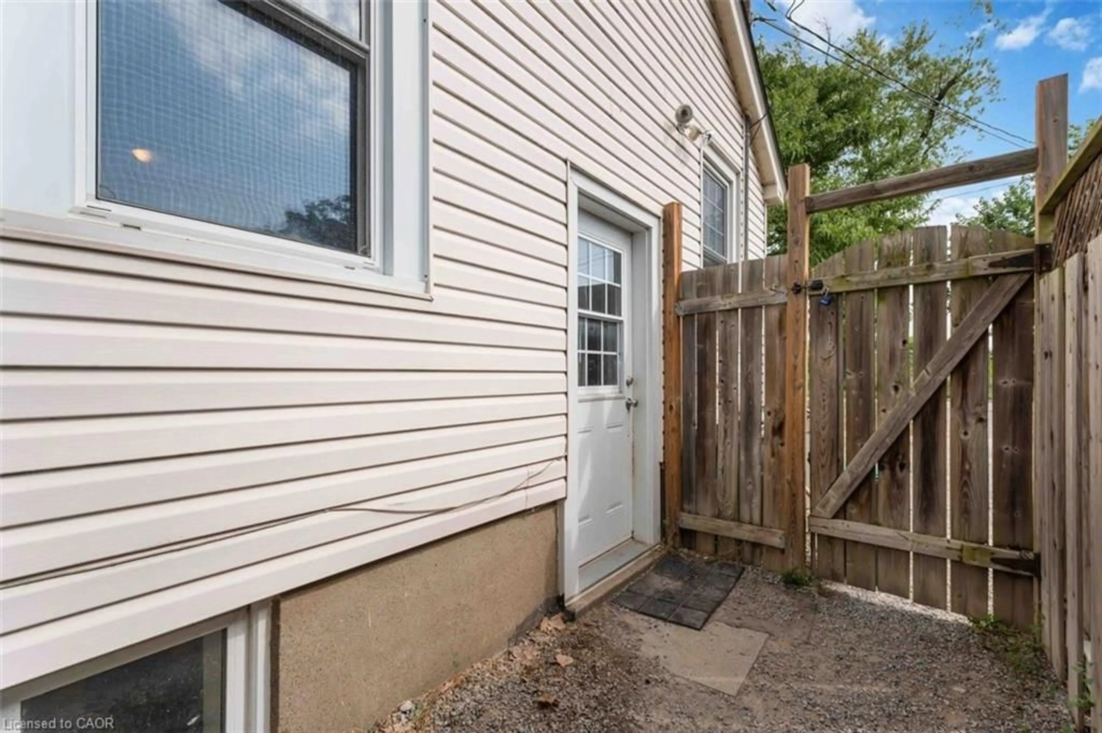 Patio, street for 107 Oakdale Ave, St. Catharines Ontario L2P 2L3