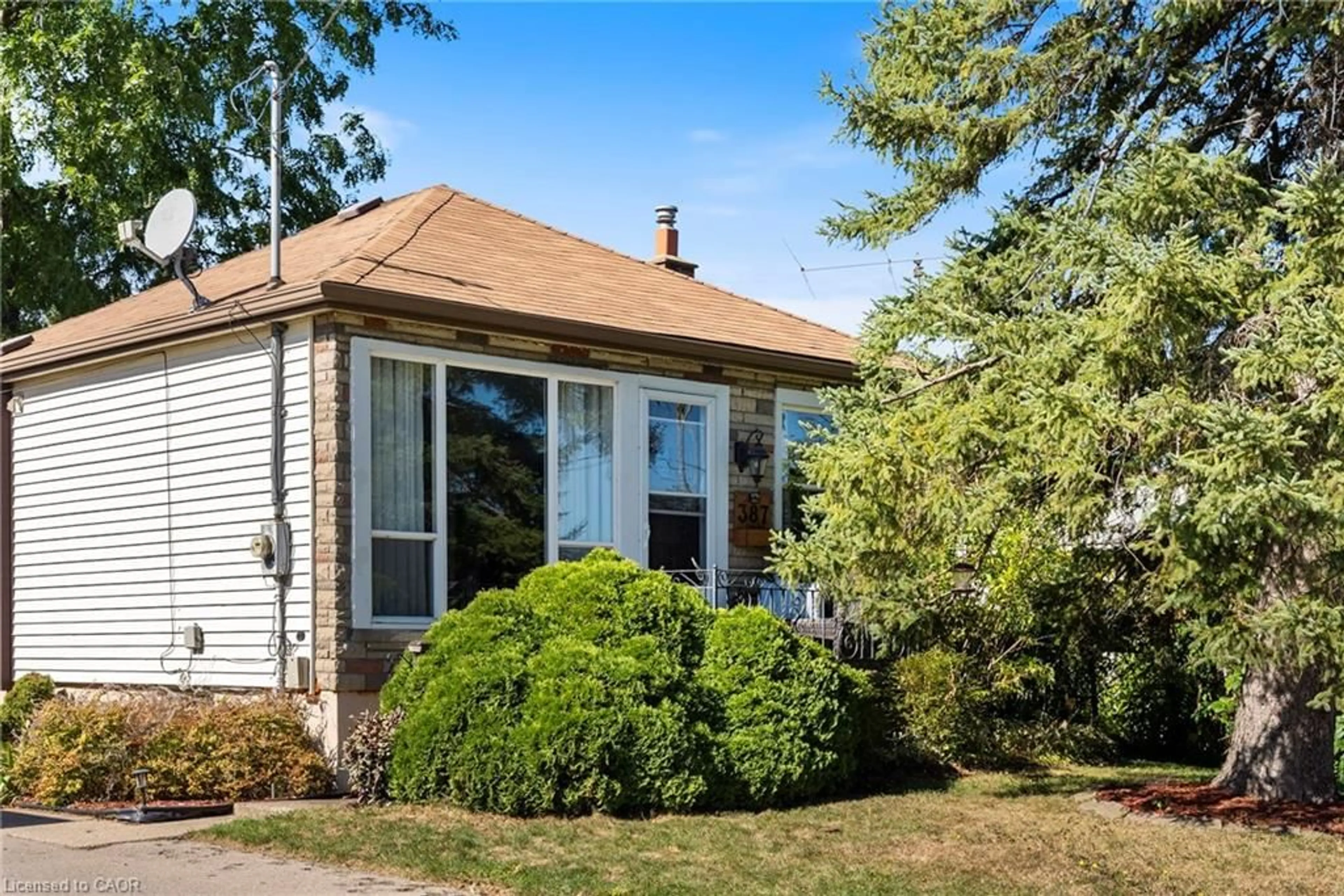 Home with vinyl exterior material, street for 387 Osborne St, Hamilton Ontario L8H 6S7