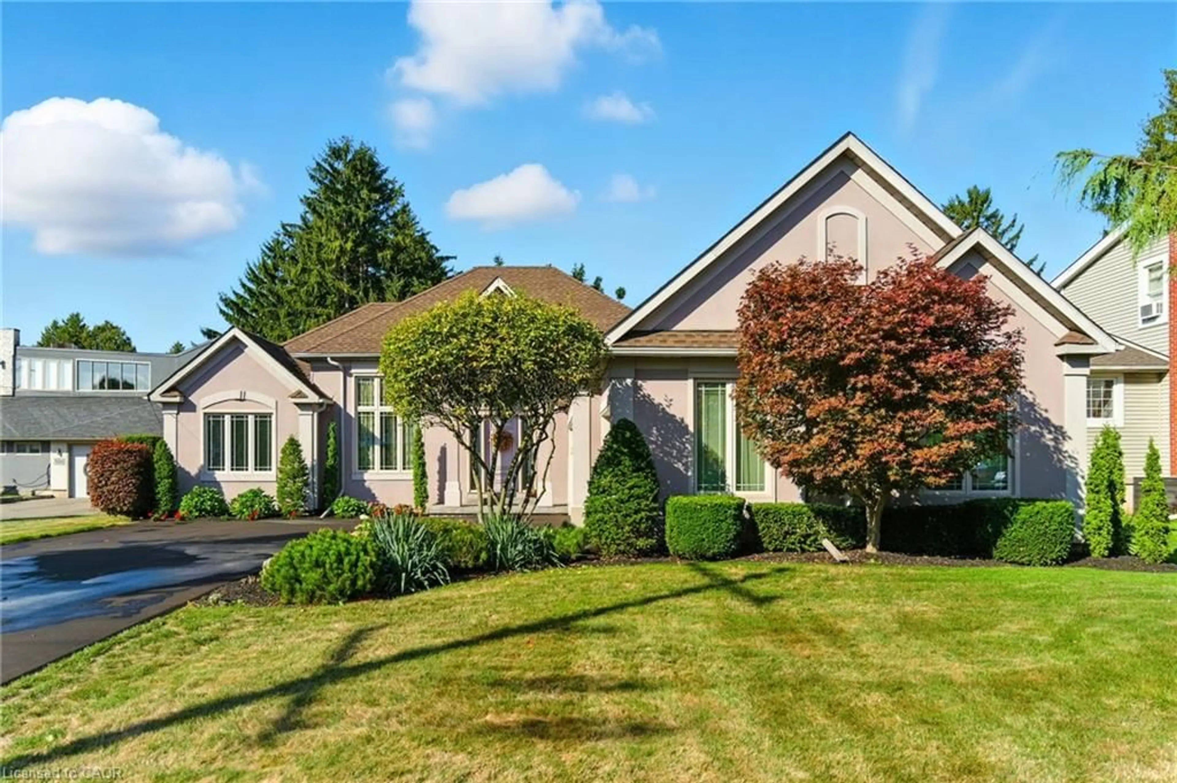 Home with vinyl exterior material, unknown for 320 Fiddlers Green Rd, Ancaster Ontario L9G 1X1