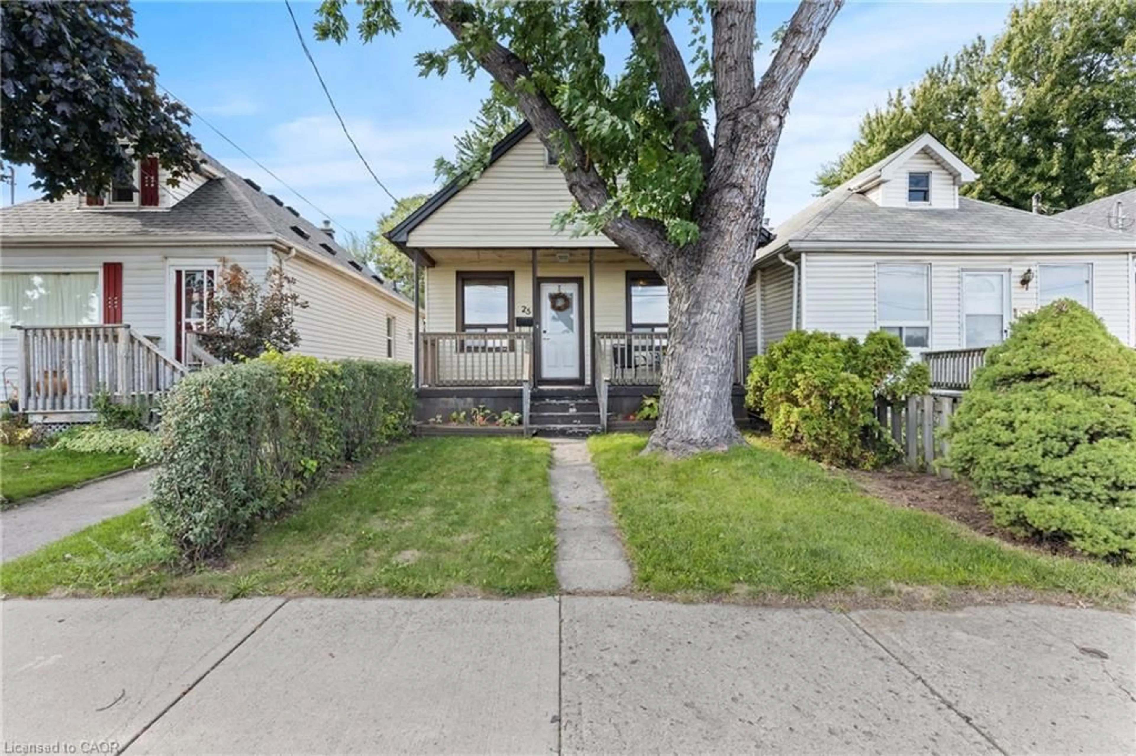 Home with vinyl exterior material, street for 25 Mckinstry St, Hamilton Ontario L8L 6C2