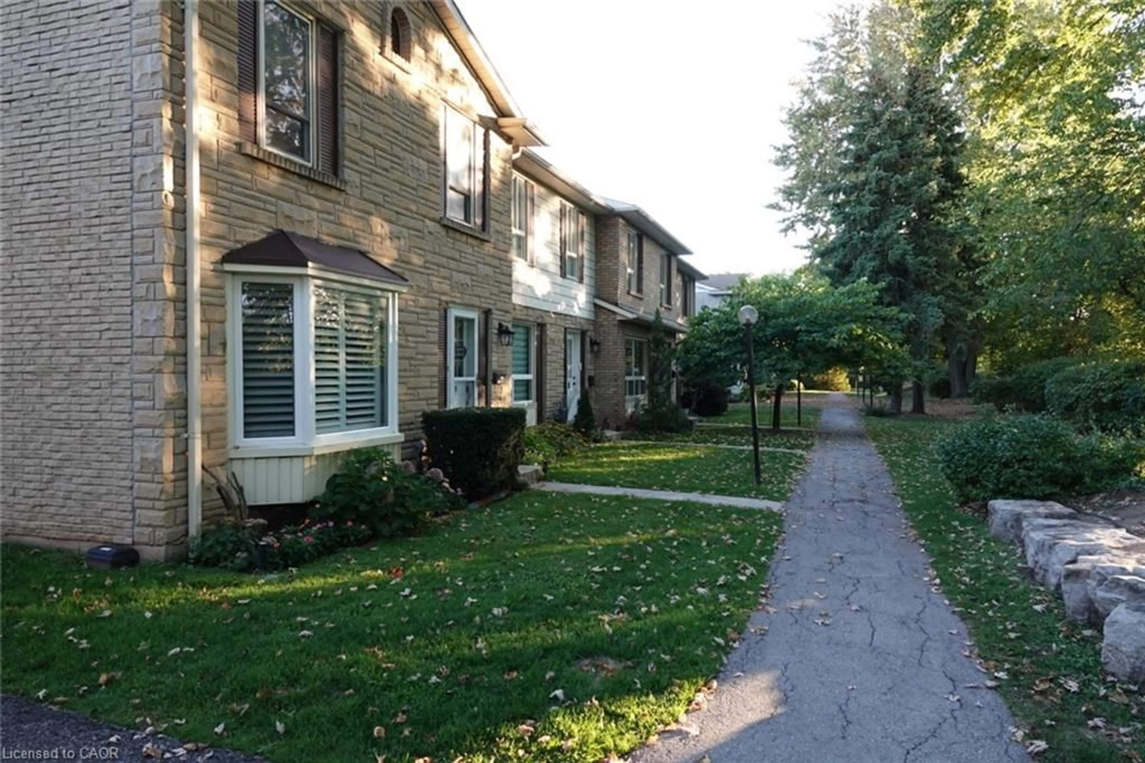 Patio, street for 5475 Lakeshore Rd #9, Burlington Ontario L7L 1E1