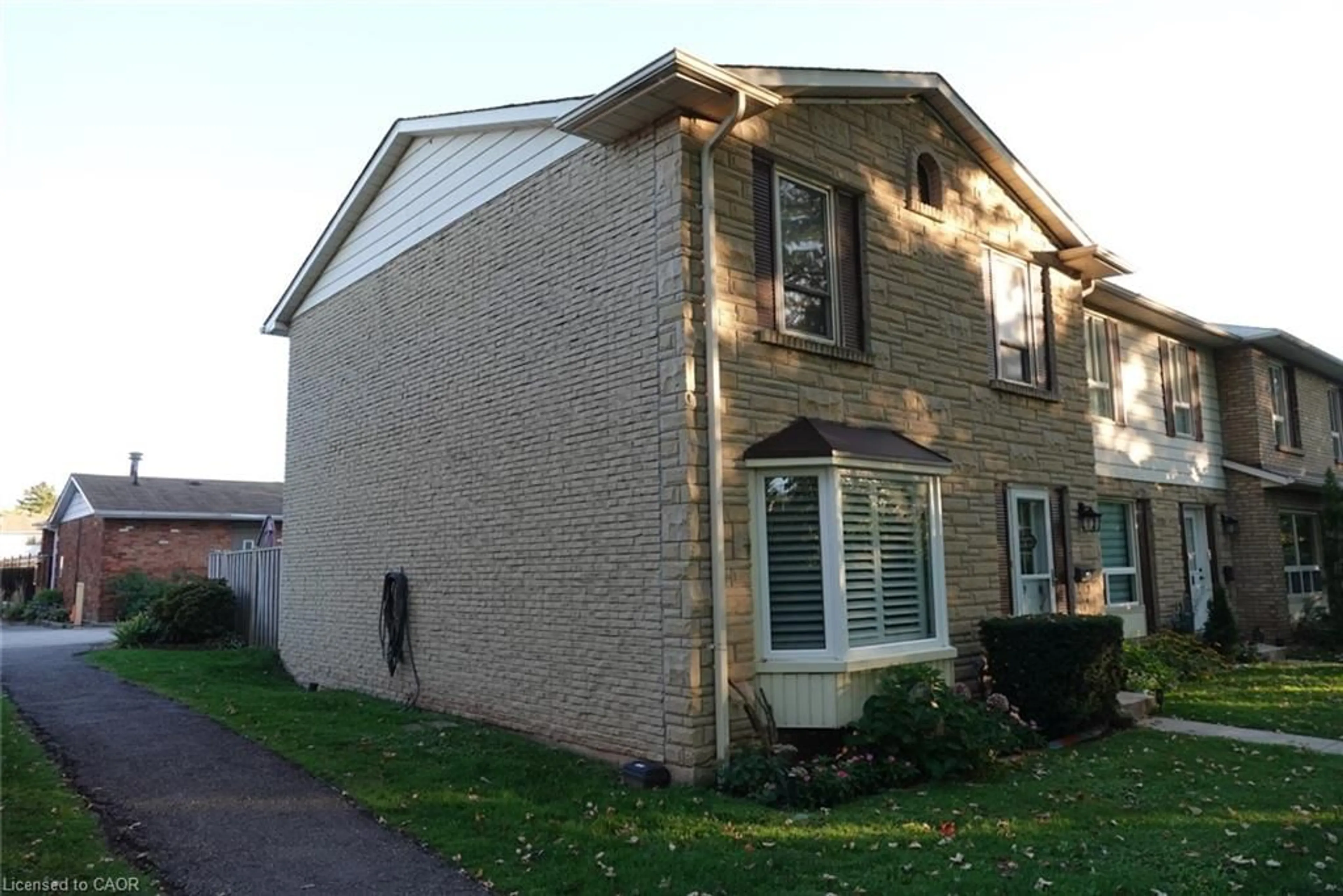 Home with vinyl exterior material, street for 5475 Lakeshore Rd #9, Burlington Ontario L7L 1E1