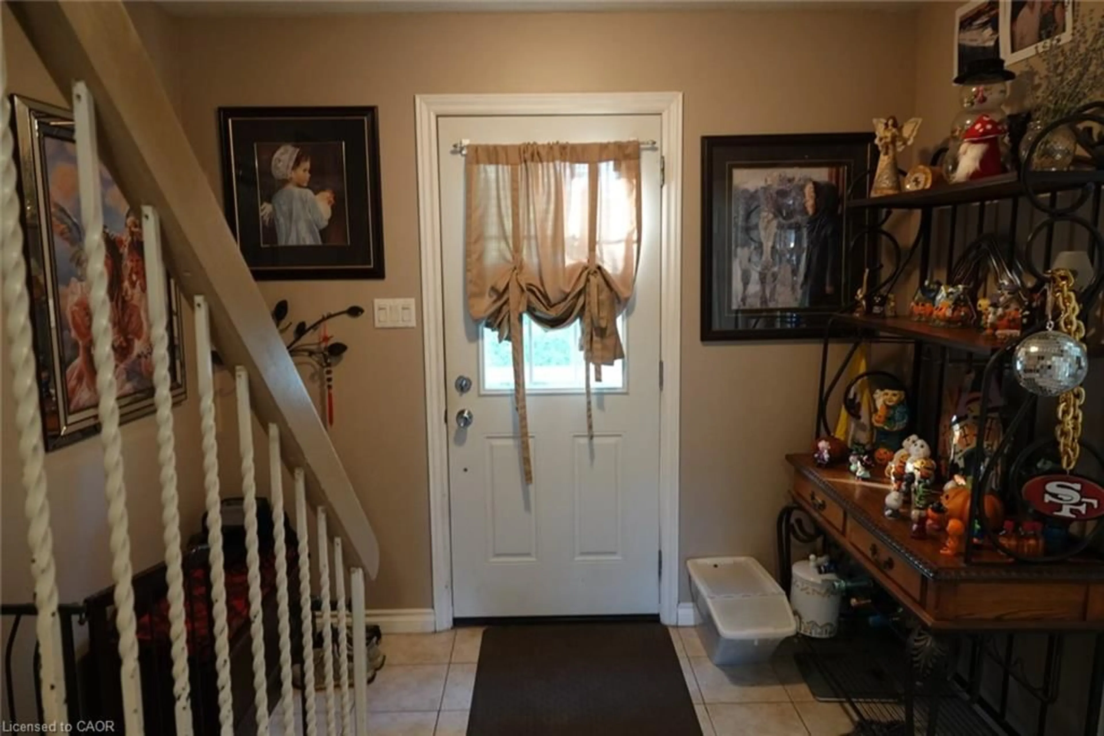 Indoor entryway for 5475 Lakeshore Rd #9, Burlington Ontario L7L 1E1