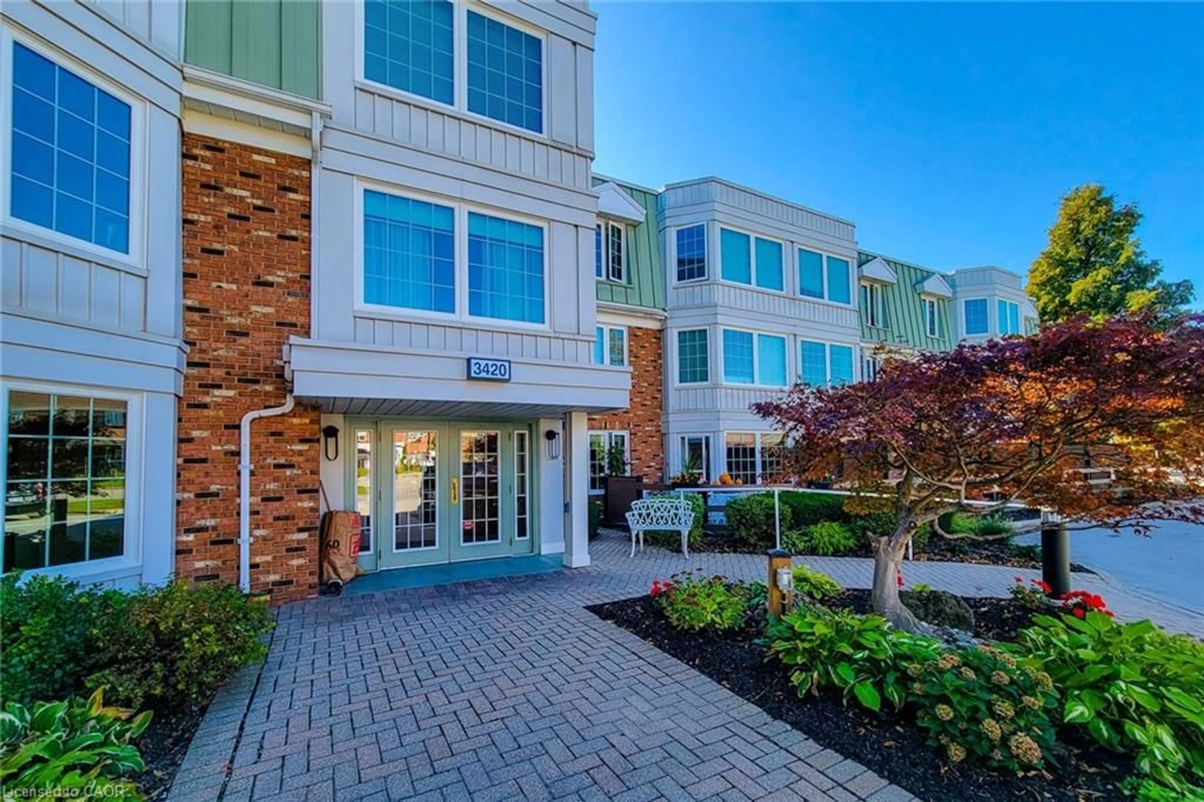 Indoor foyer for 3420 Frederick Ave #221, Vineland Ontario L0R 2C0