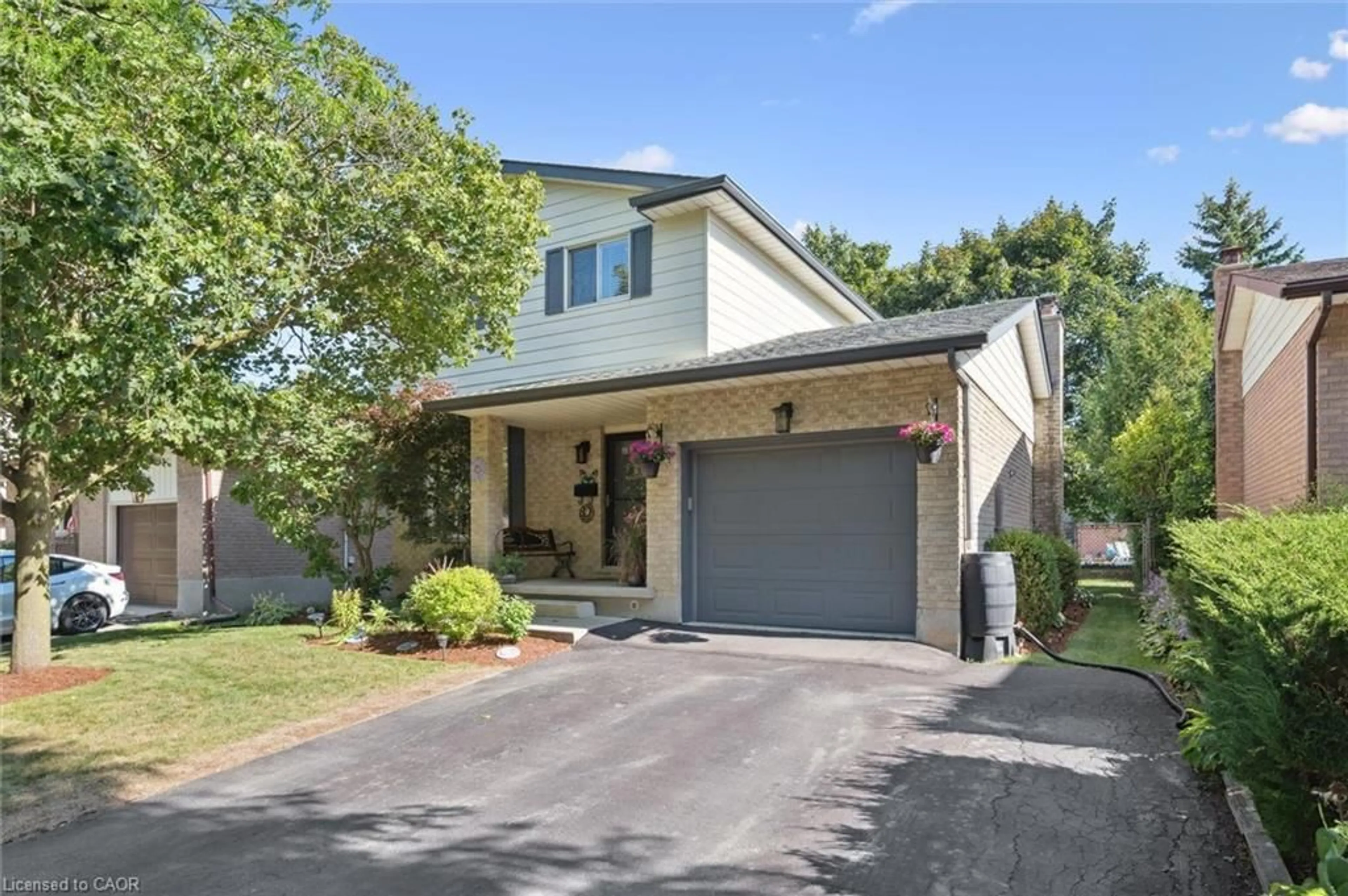 Home with brick exterior material, street for 174 Sunpoint Cres, Waterloo Ontario N2V 1T7