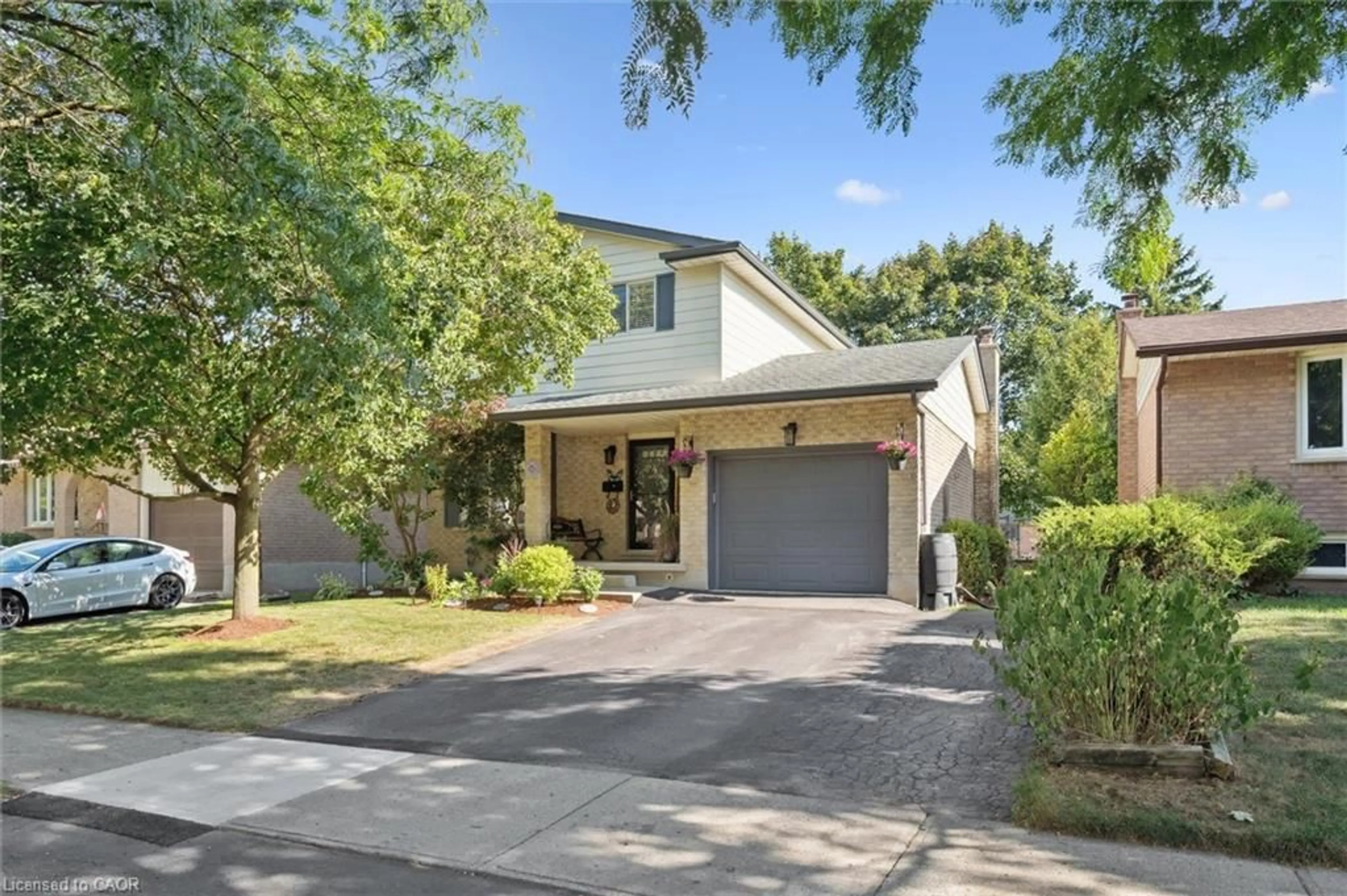 Home with brick exterior material, street for 174 Sunpoint Cres, Waterloo Ontario N2V 1T7