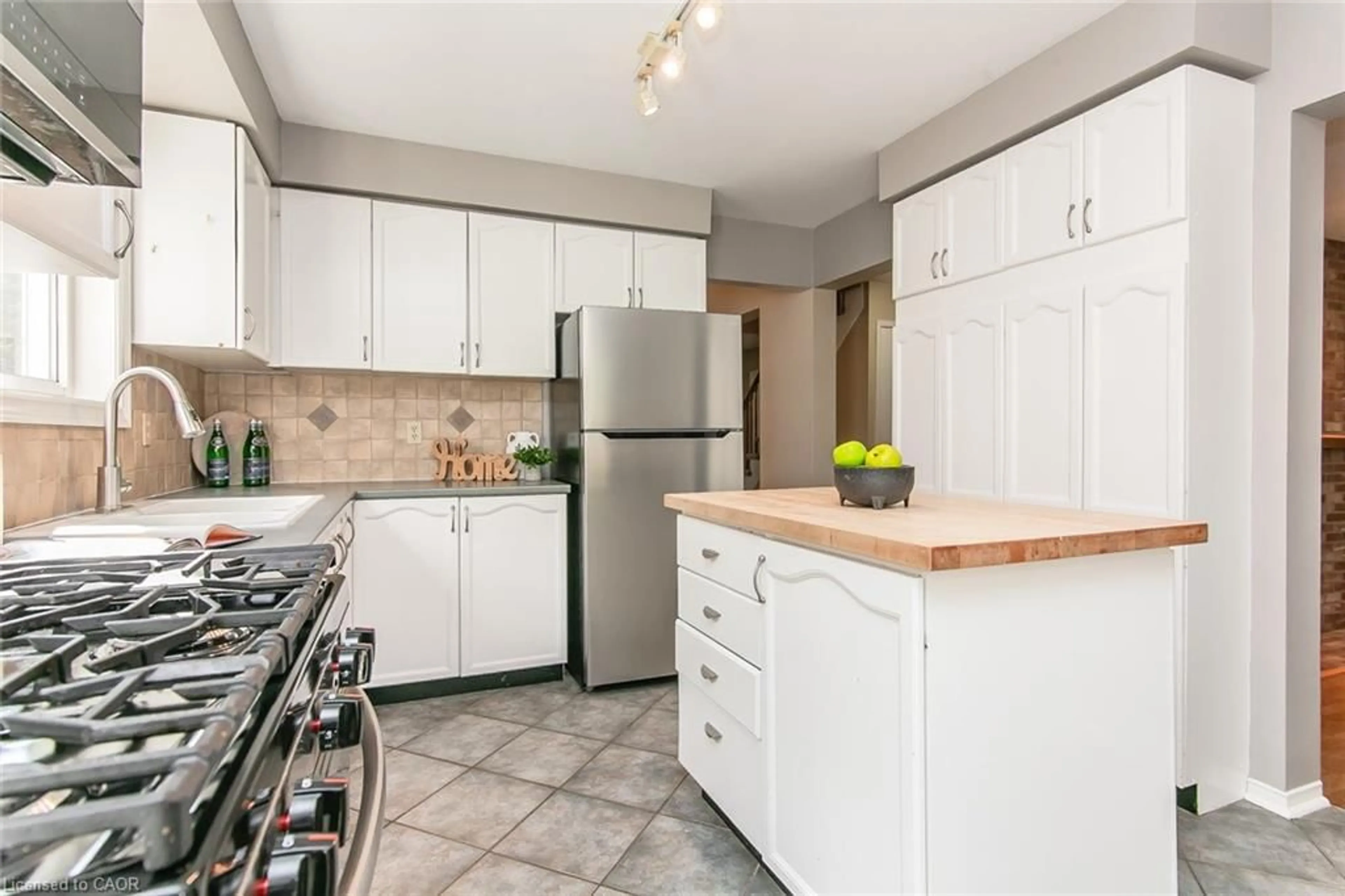 Standard kitchen, ceramic/tile floor for 210 Philip Crt, Fergus Ontario N1M 3M9