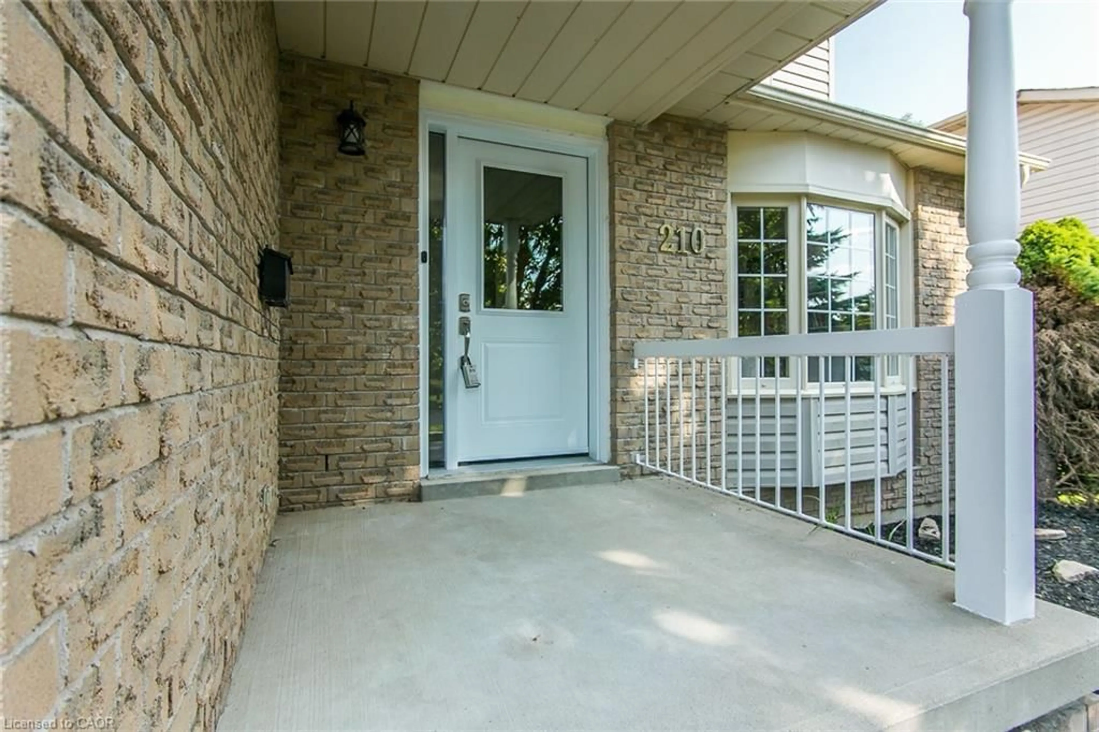 Indoor entryway for 210 Philip Crt, Fergus Ontario N1M 3M9