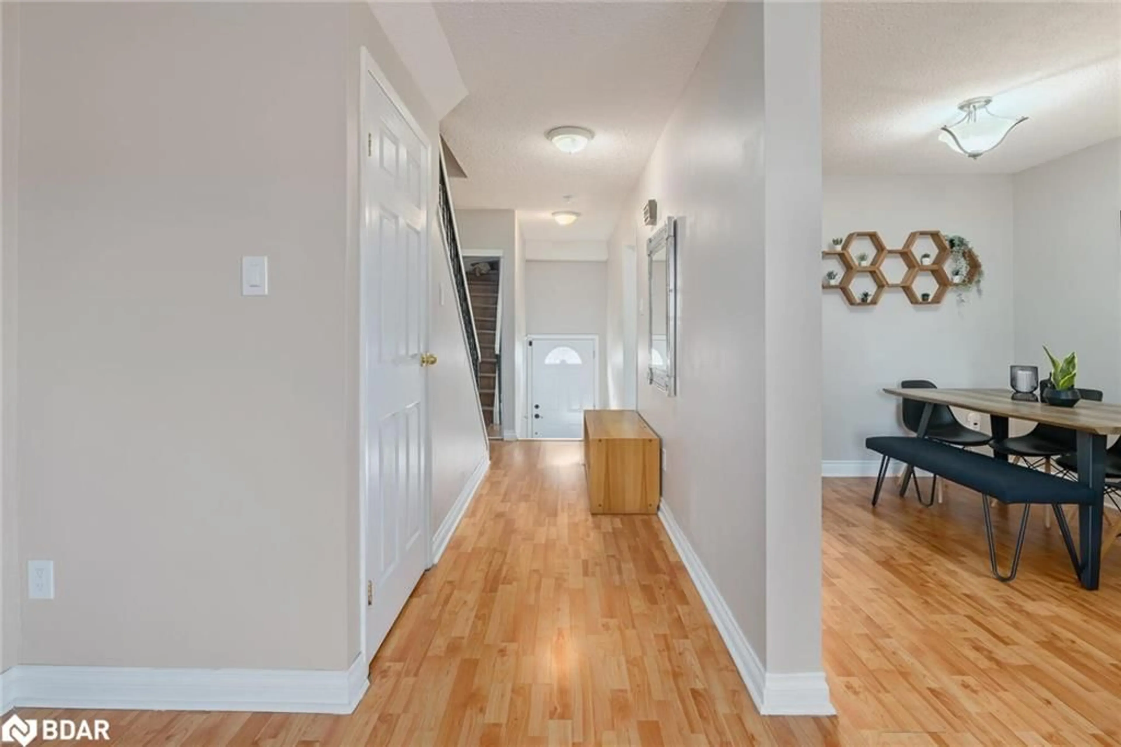 Indoor entryway for 2 Moregate Crt, Brampton Ontario L6S 3K9
