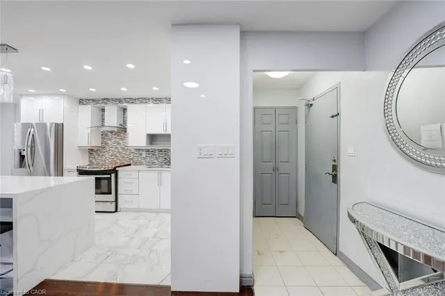 10 Edgecliff Golfway #206, North York 4