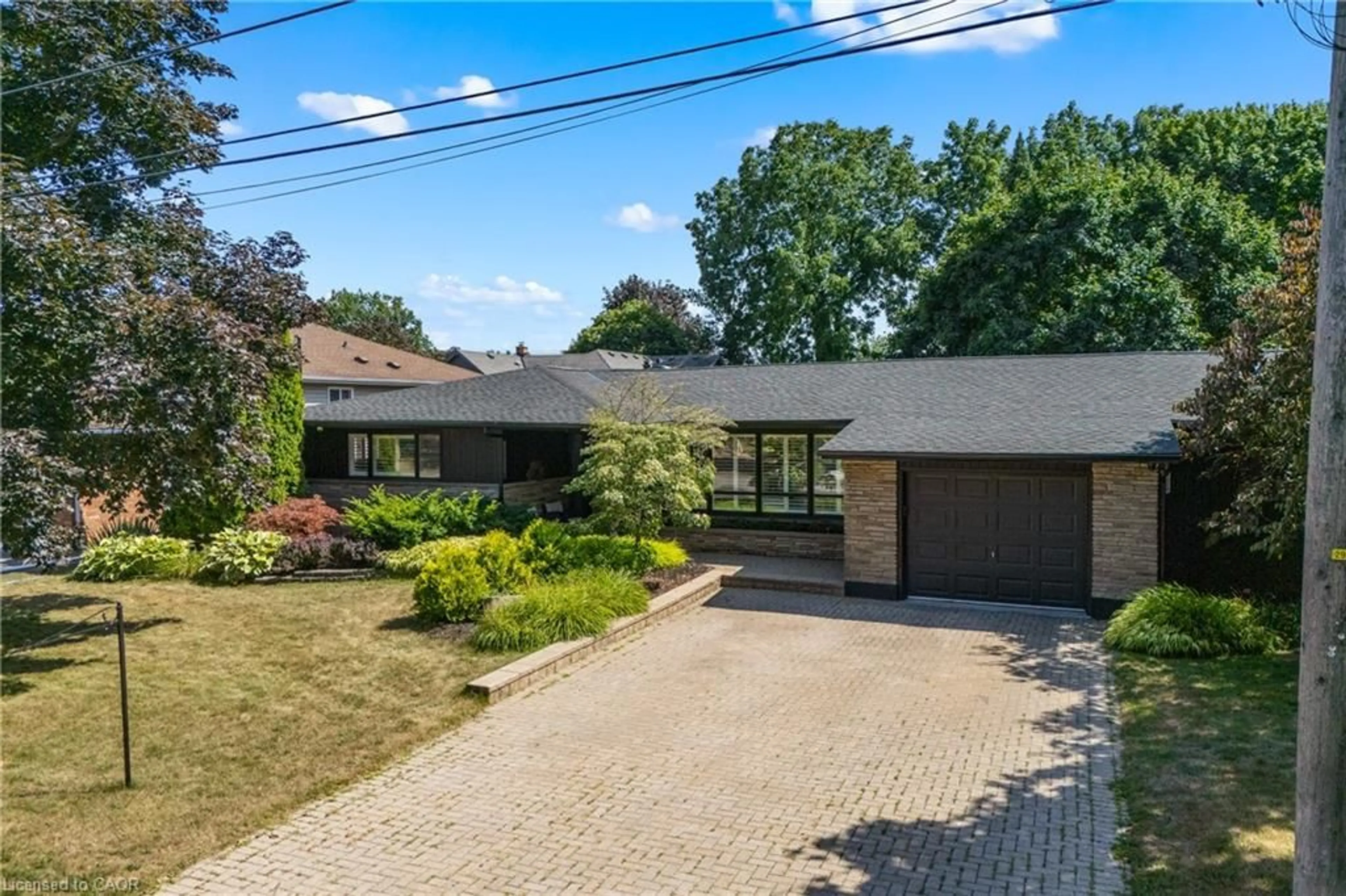 A pic from outside/outdoor area/front of a property/back of a property/a pic from drone, street for 6244 Russell St, Niagara Falls Ontario L2J 1P1