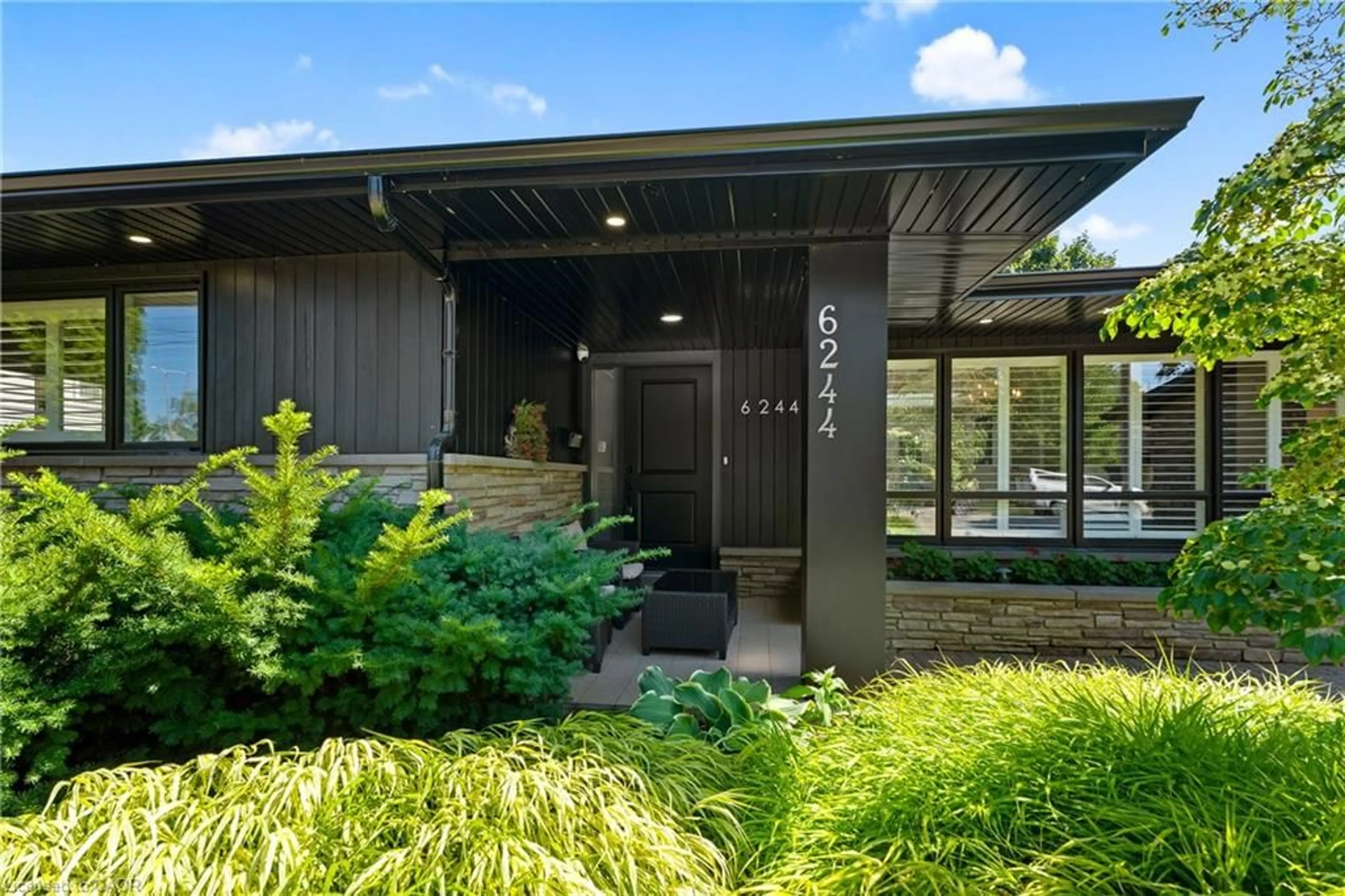 Indoor foyer for 6244 Russell St, Niagara Falls Ontario L2J 1P1