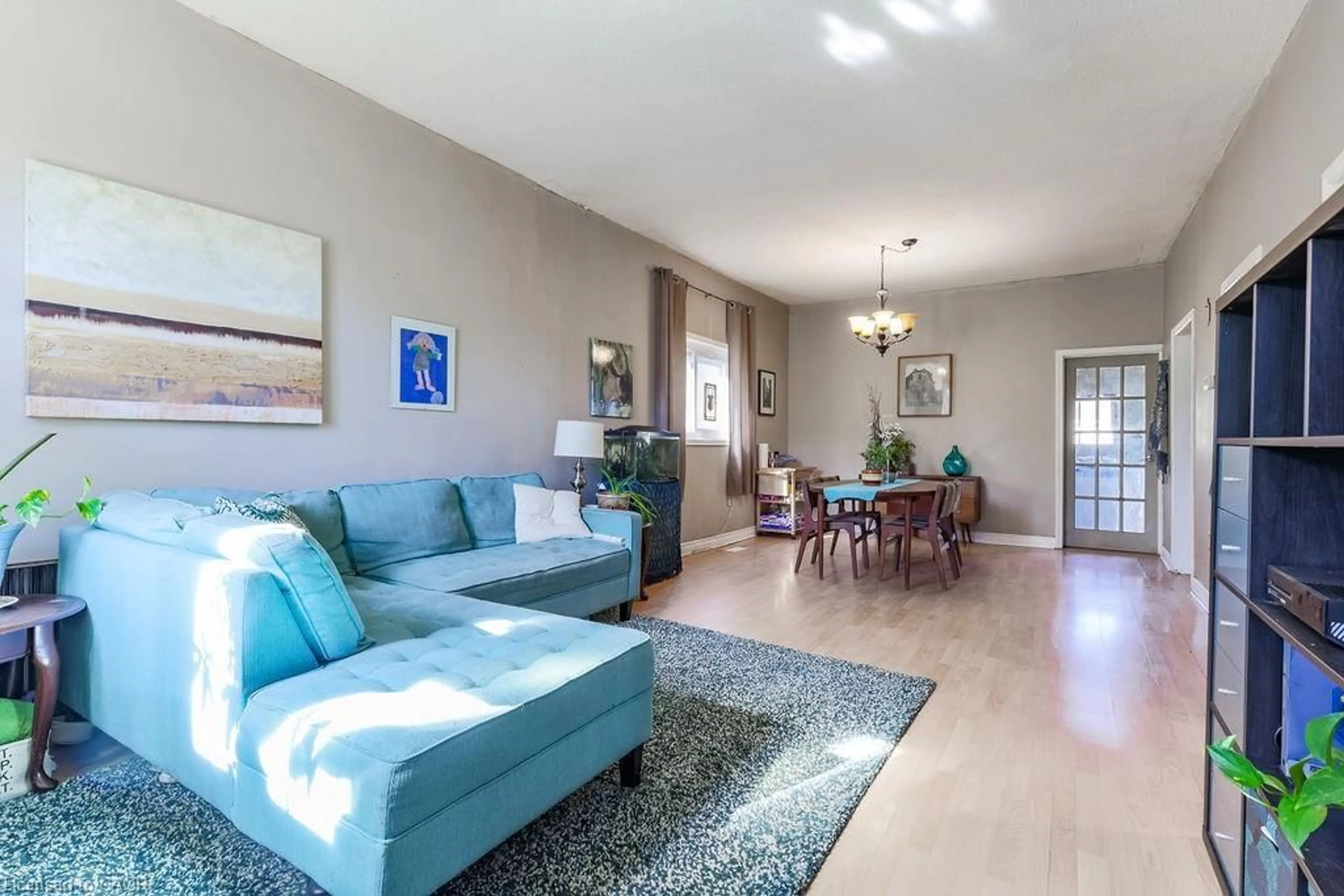 Living room with furniture, unknown for 1009 Cannon St, Hamilton Ontario L8L 2H4