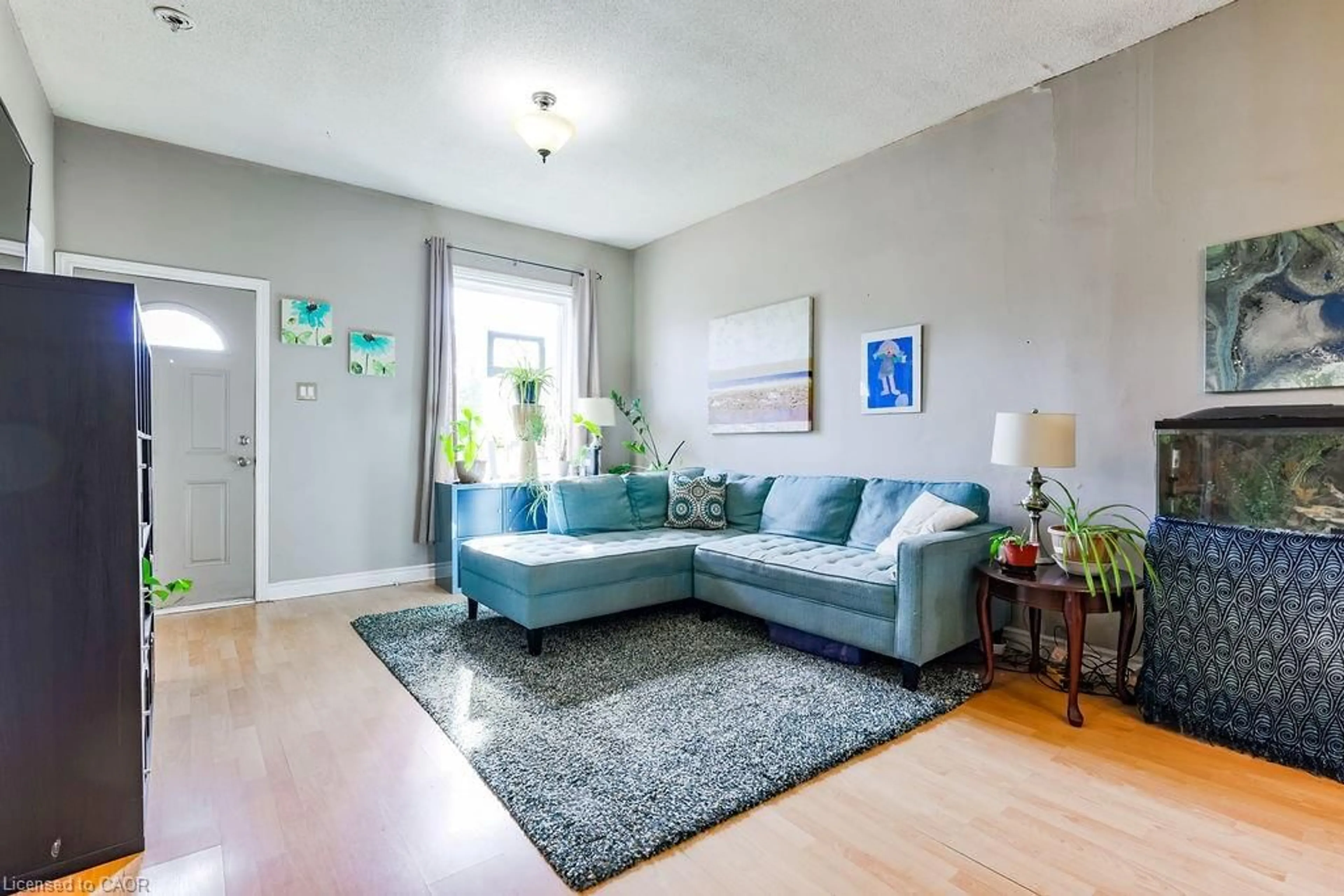 Living room with furniture, unknown for 1009 Cannon St, Hamilton Ontario L8L 2H4