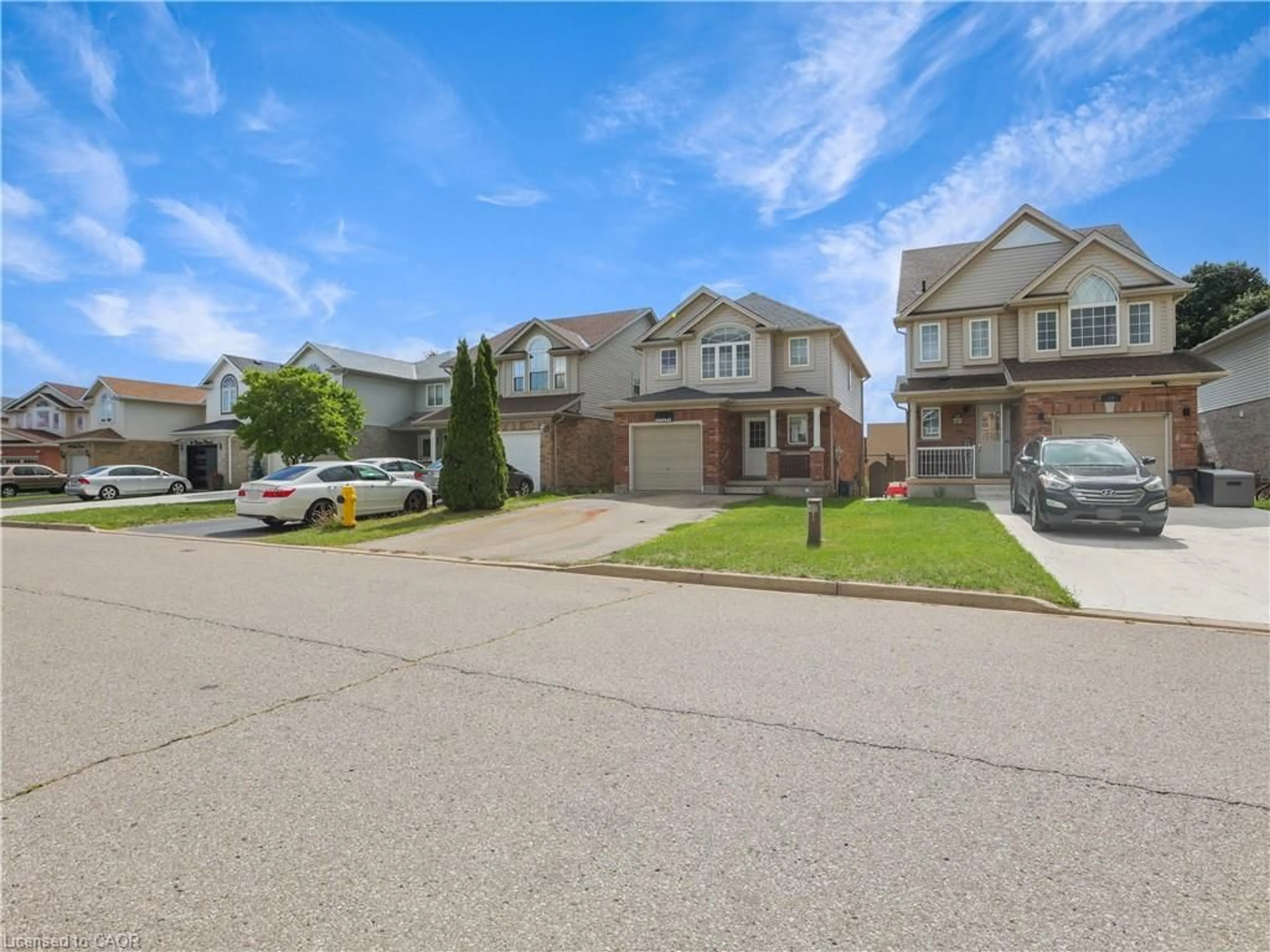 A pic from outside/outdoor area/front of a property/back of a property/a pic from drone, street for 14 Chateau Cres, Cambridge Ontario N3H 5S2