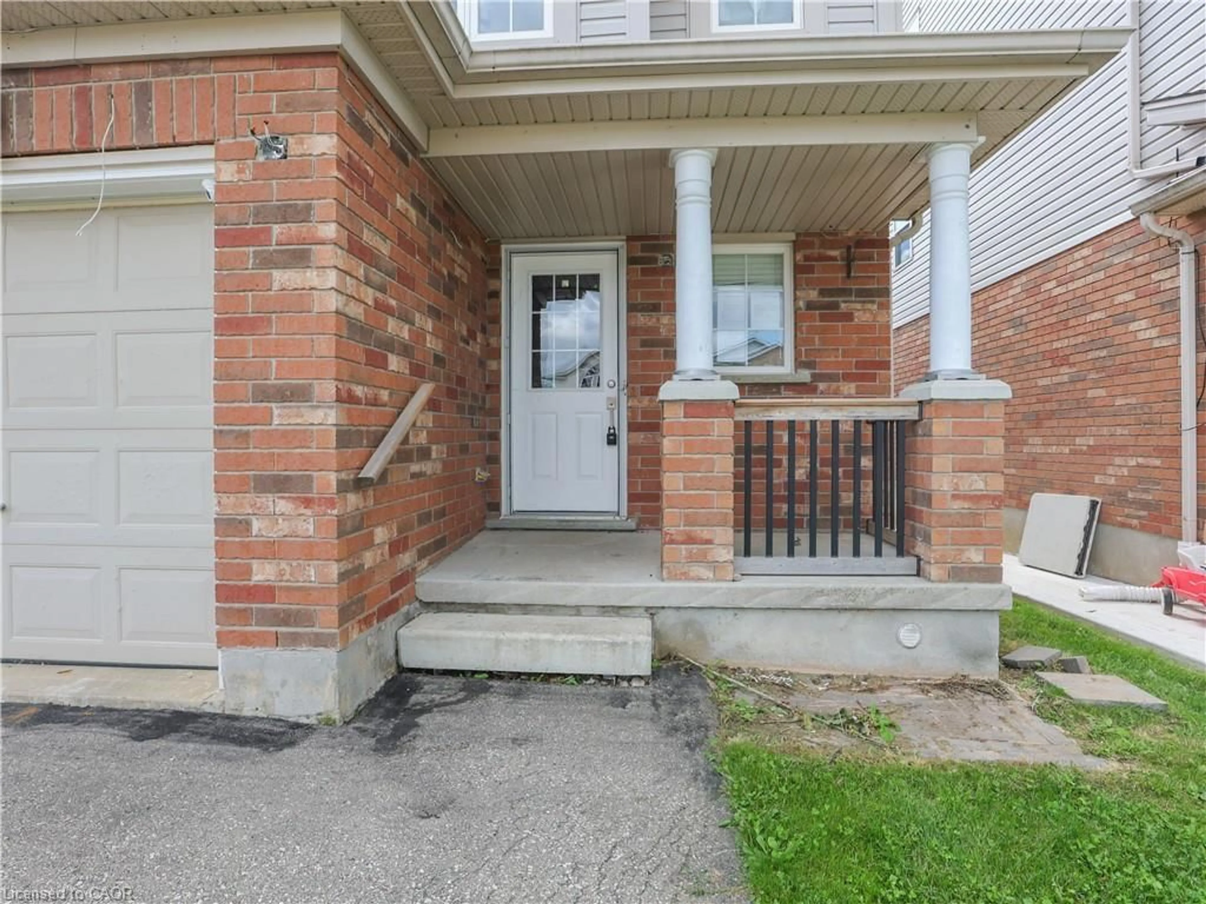 Indoor entryway for 14 Chateau Cres, Cambridge Ontario N3H 5S2