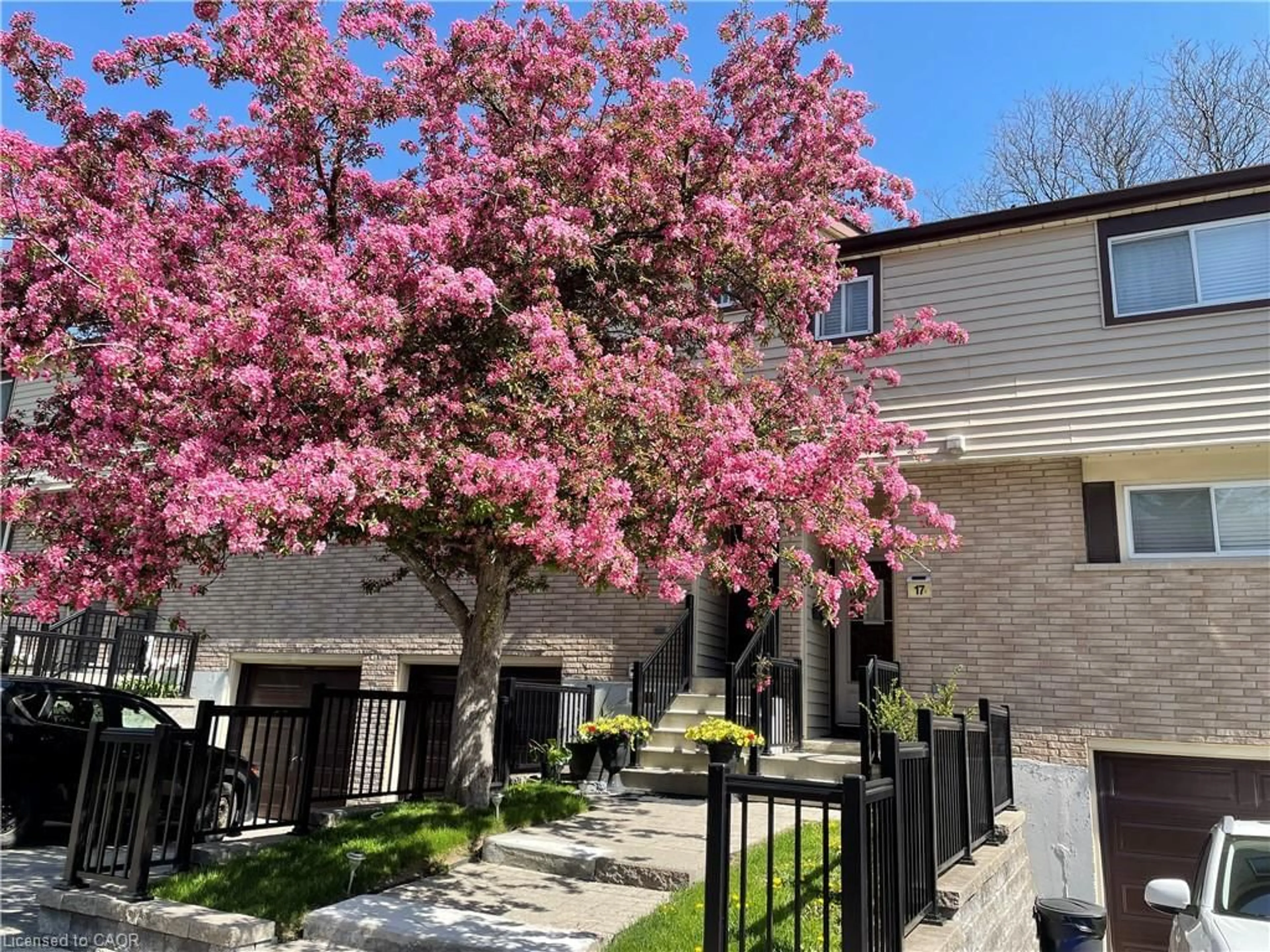 Patio, street for 1550 Garth St #17, Hamilton Ontario L9B 1T3