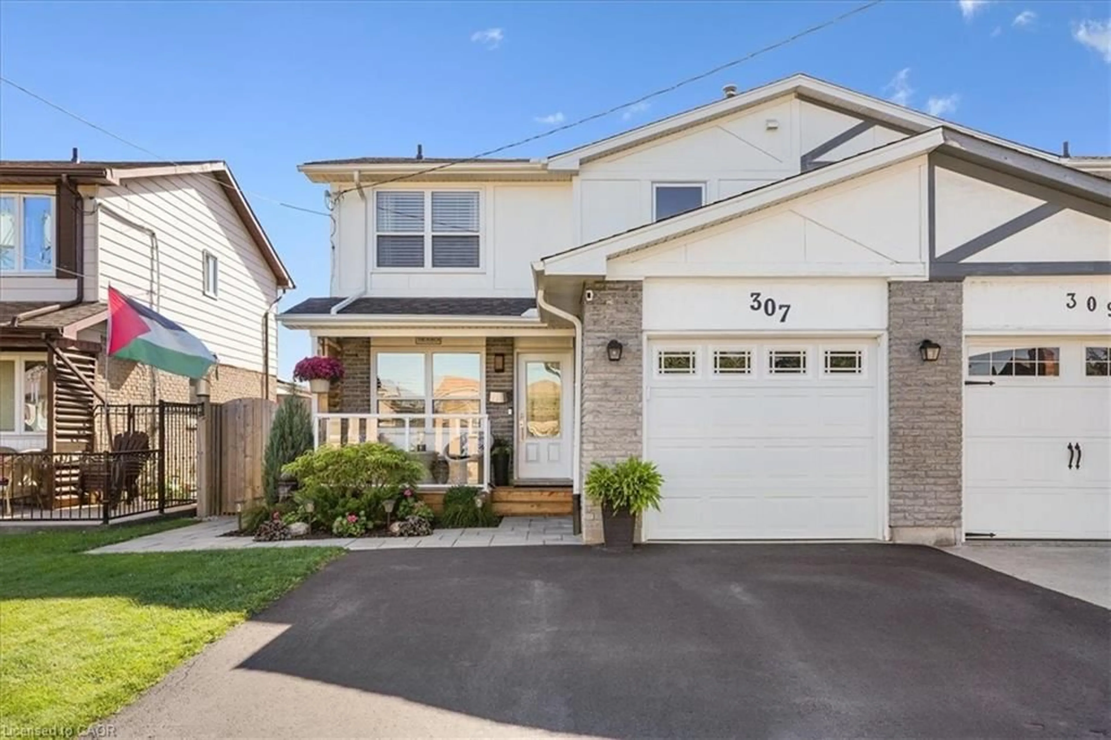 Home with vinyl exterior material, street for 307 Highridge Ave, Hamilton Ontario L8E 3W1