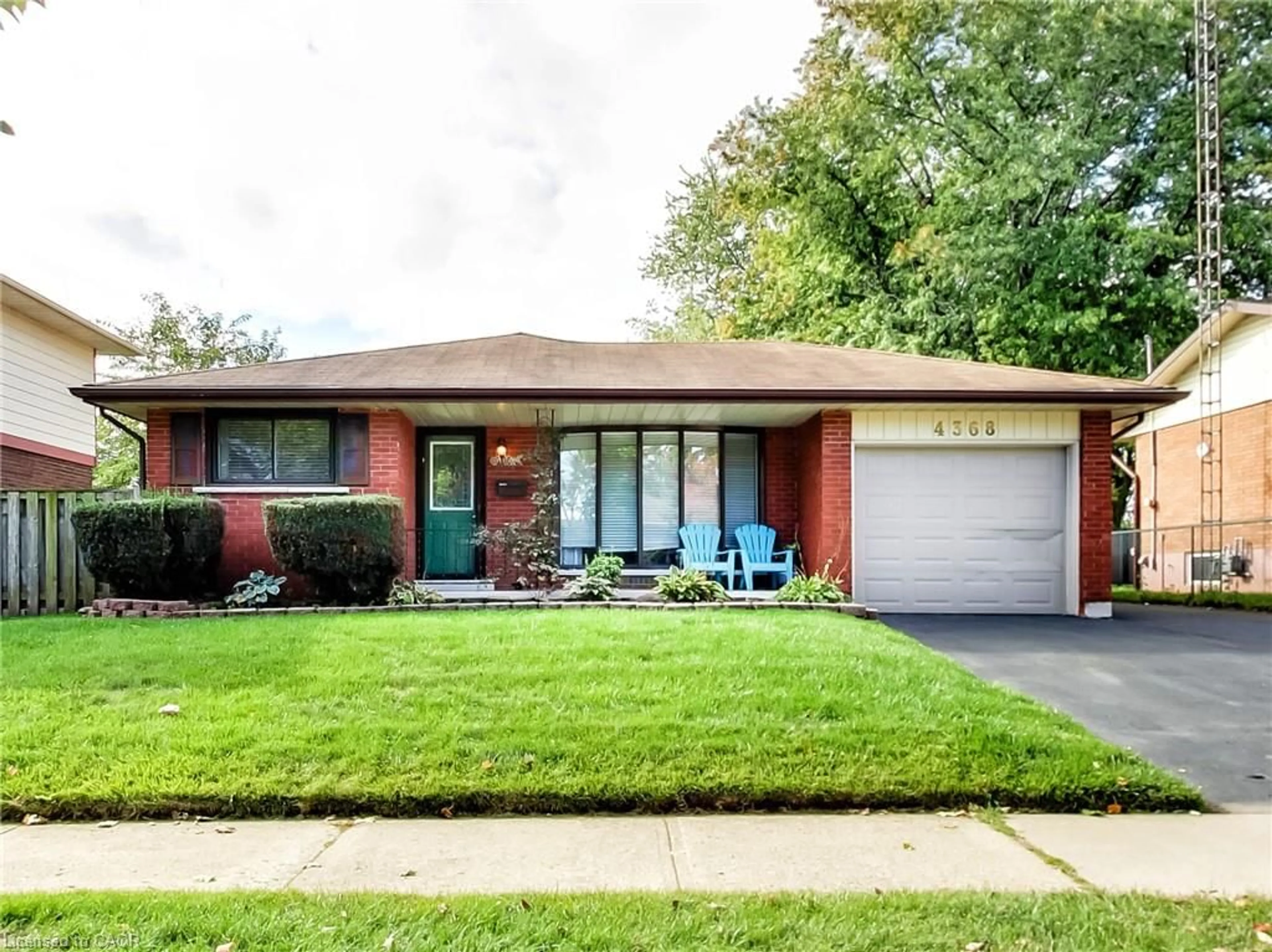 Home with brick exterior material, street for 4368 Longmoor Dr, Burlington Ontario L7L 1X7