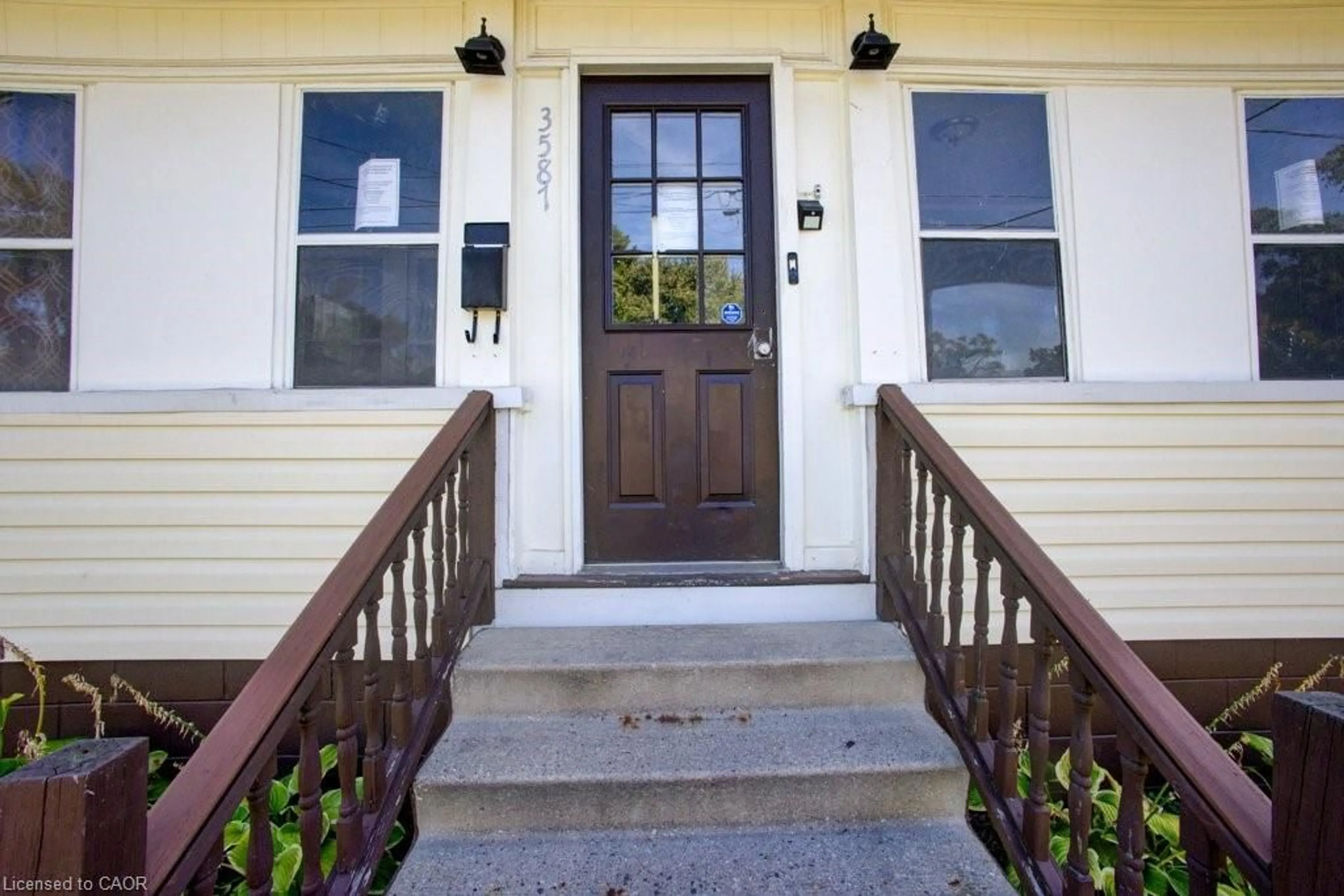 Indoor entryway for 3587 Bloomfield Rd, Windsor Ontario N9C 1R8