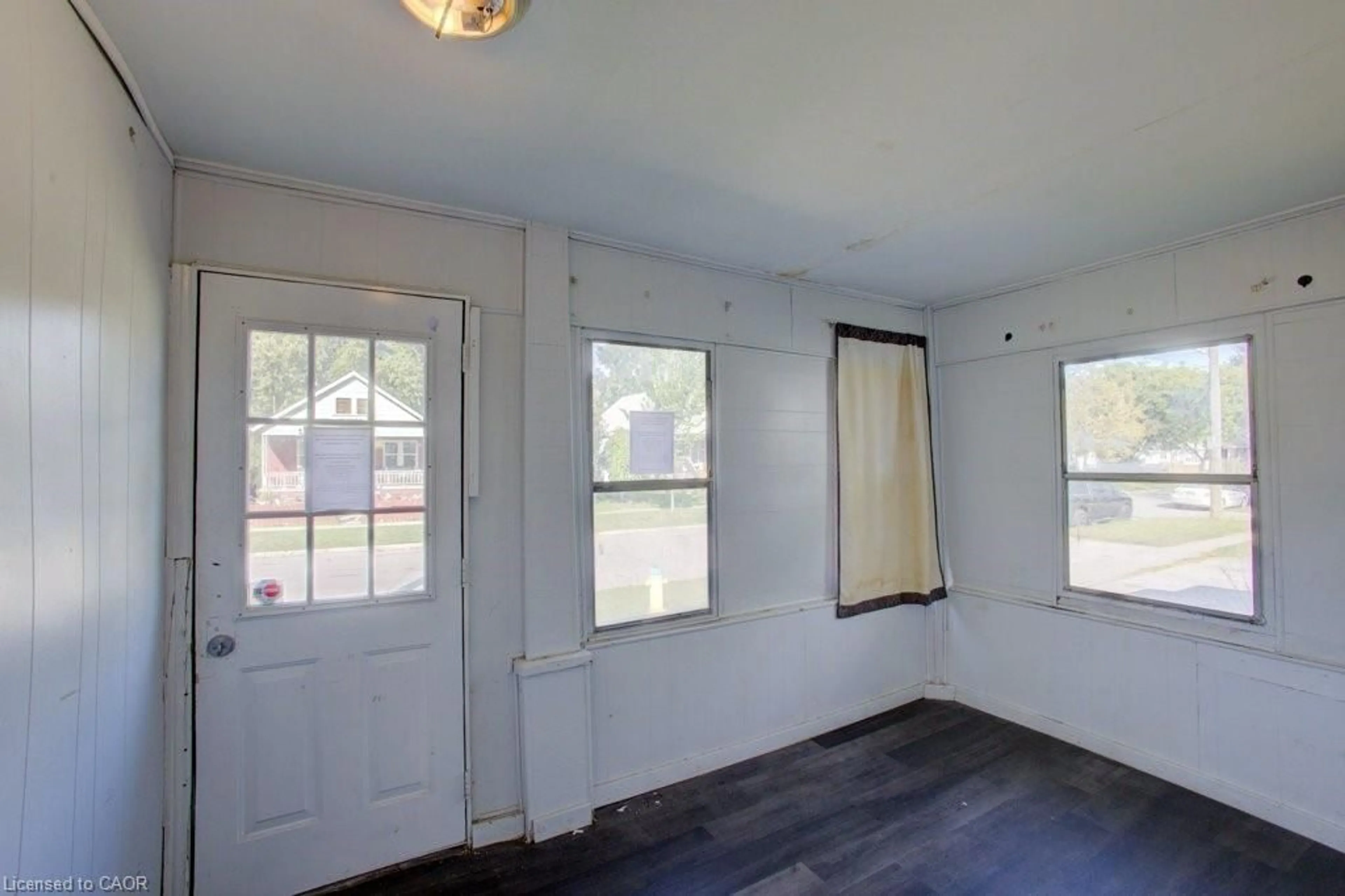 A pic of a room for 3587 Bloomfield Rd, Windsor Ontario N9C 1R8