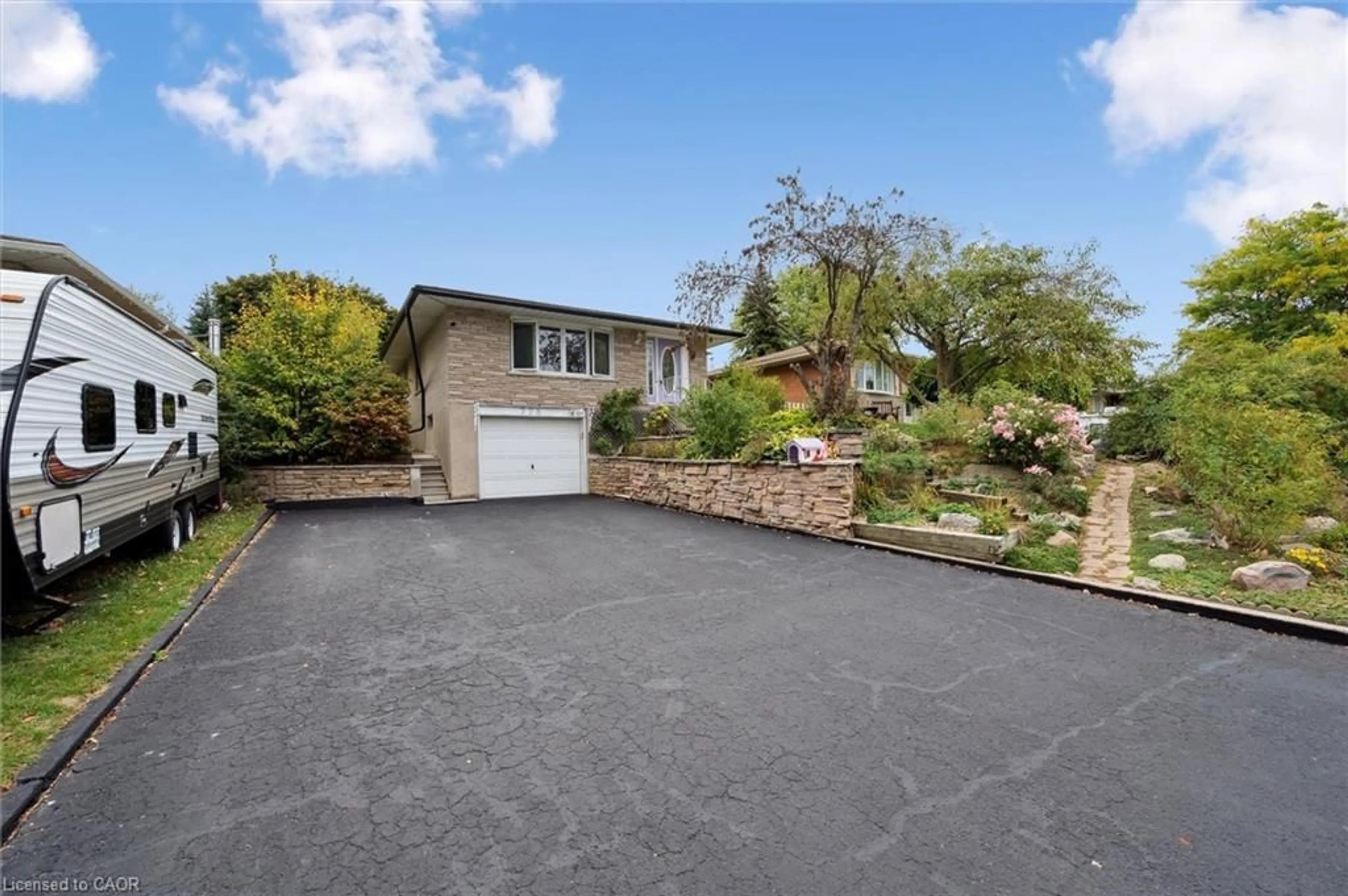 A pic from outside/outdoor area/front of a property/back of a property/a pic from drone, street for 775 Regent St, Cambridge Ontario N3H 2V2