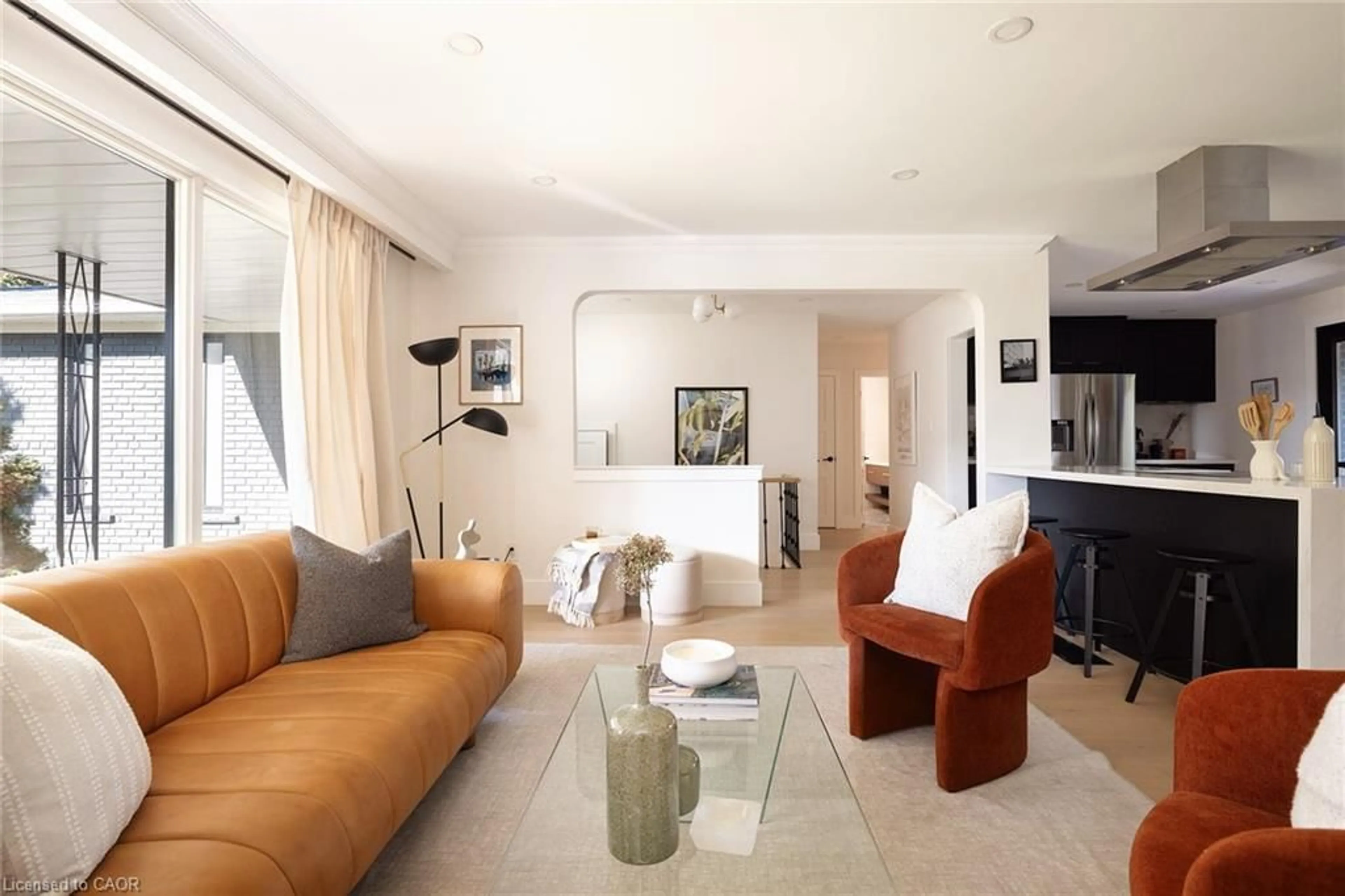 Living room with furniture, unknown for 3495 Riverspray Cres, Mississauga Ontario L4Y 3M6