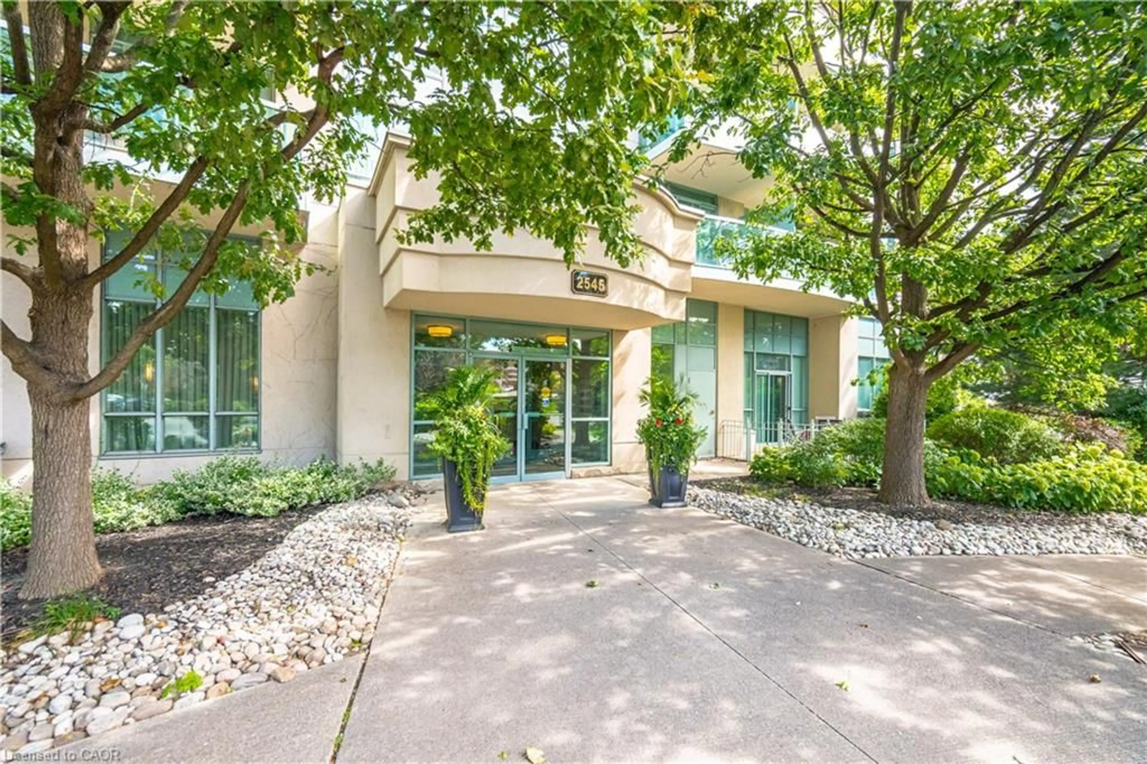 Indoor foyer for 306-2545 Erin Centre Blvd, Mississauga Ontario L5M 6Z9